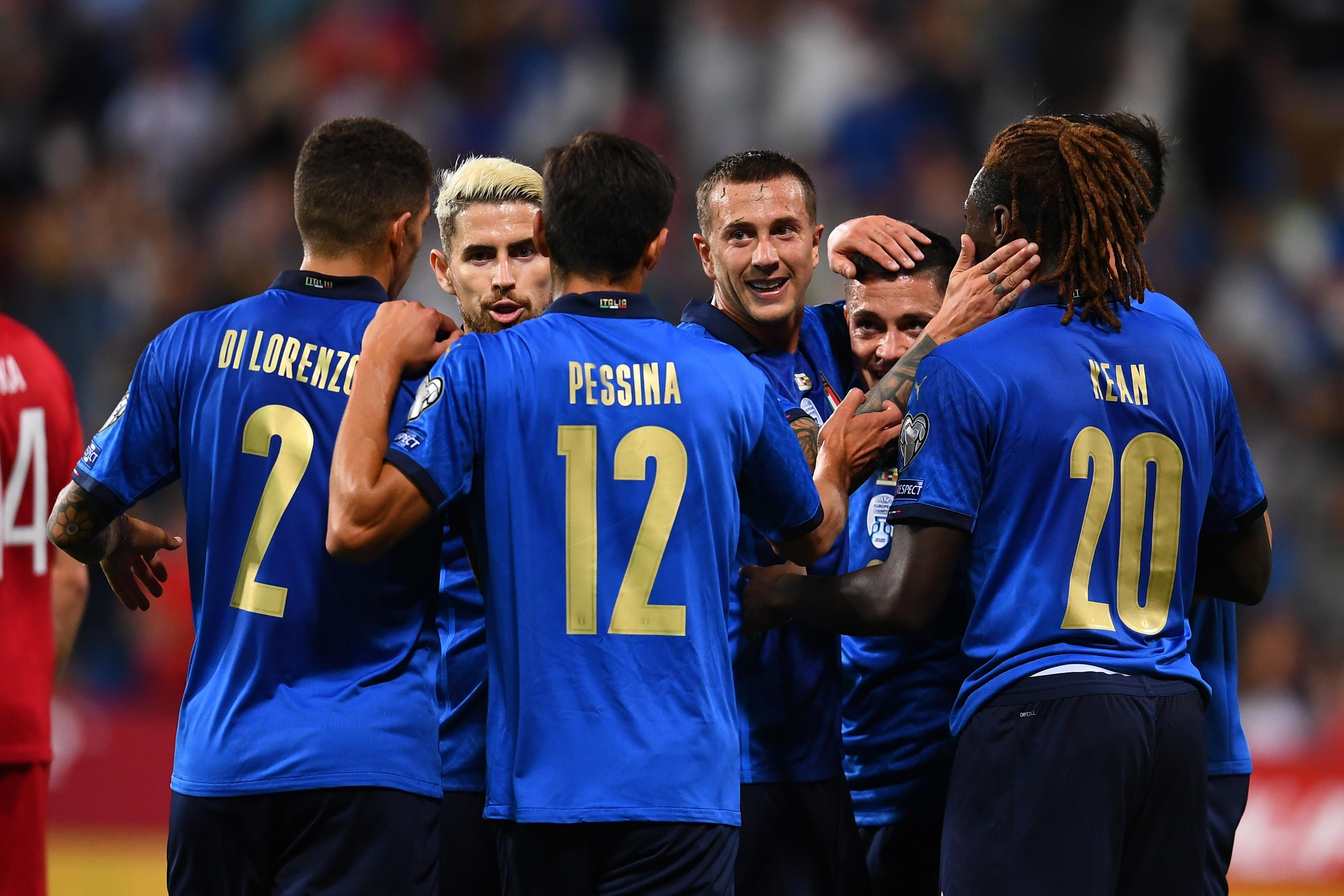 REGGIO NELL\\'EMILIA, ITALY - SEPTEMBER 08:  Giacomo Raspadori of Italy celebrates with team-mates after scoring the team\\'s first goal during the 2022 FIFA World Cup Qualifier match between Italy and Lithuania at Mapei Stadium - Citta\\' del Tricolore on September 08, 2021 in Reggio nell\\'Emilia, Italy. (Photo by Claudio Villa/Getty Images)