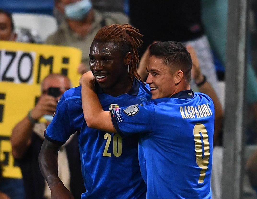 REGGIO NELL'EMILIA, ITALY - SEPTEMBER 08: Giacomo Raspadori of Italy celebrate with Moise Kean after scoring the goal during the 2022 FIFA World Cup Qualifier match between Italy and Lithuania at Mapei Stadium - Citta' del Tricolore on September 08, 2021 in Reggio nell'Emilia, . (Photo by Claudio Villa/Getty Images)