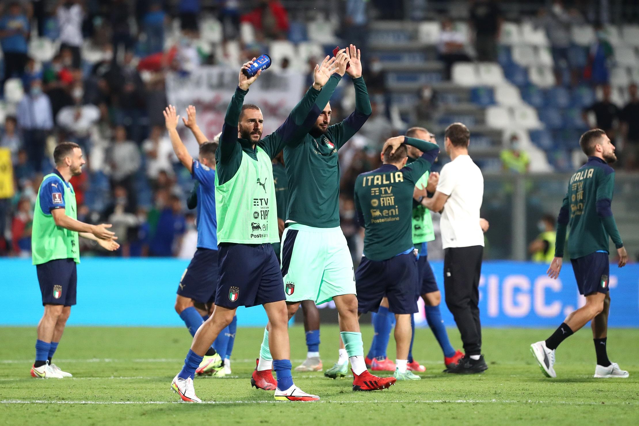 REGGIO NELL\\'EMILIA, ITALY - SEPTEMBER 08: Leonardo Bonucci and Gianluigi Donnarumma of Italy applaud the fans after the 2022 FIFA World Cup Qualifier match between Italy and Lithuania at Mapei Stadium - Citta\\' del Tricolore on September 08, 2021 in Reggio nell\\'Emilia, Italy. (Photo by Marco Luzzani/Getty Images)