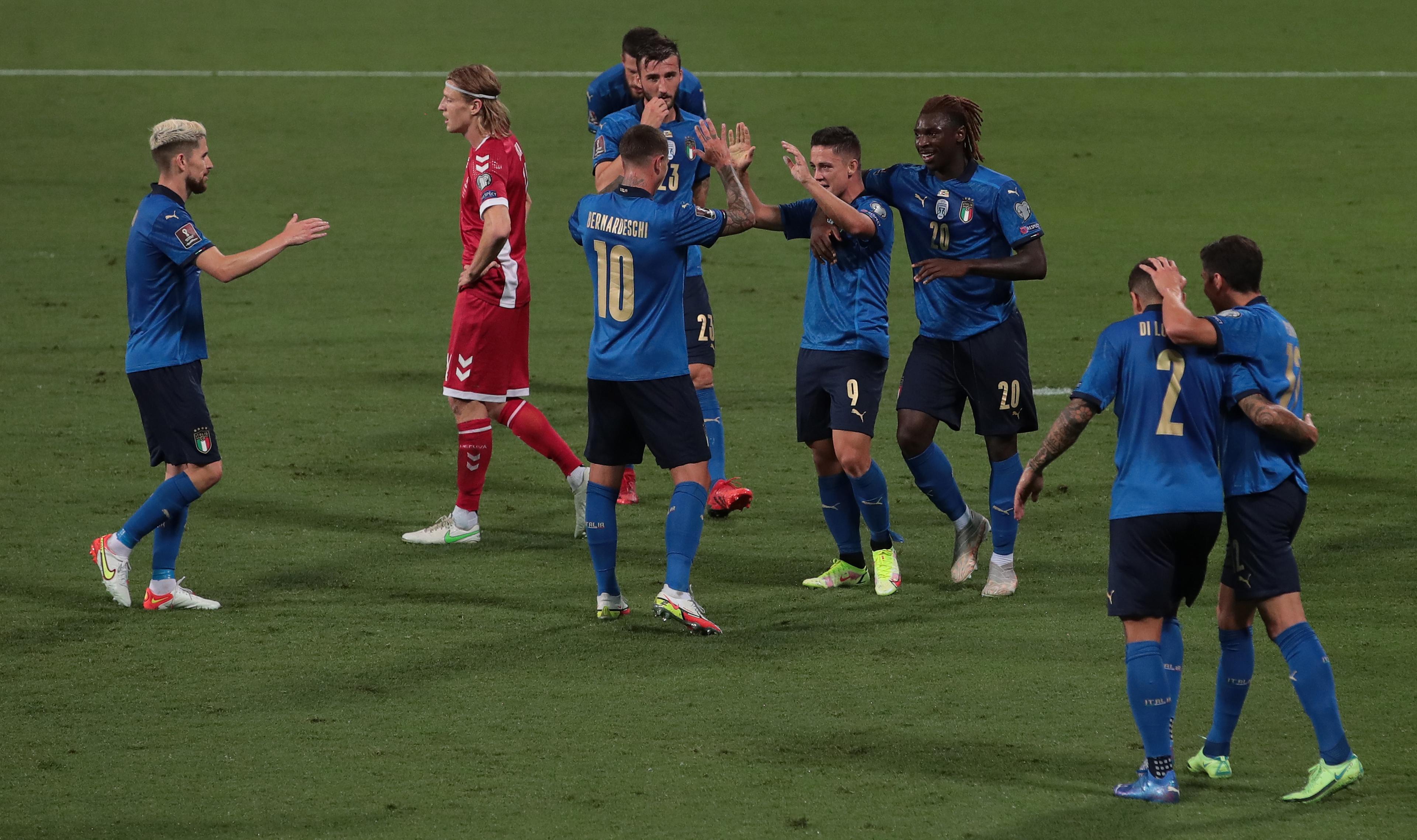 REGGIO NELL'EMILIA, ITALY - SEPTEMBER 08: Giacomo Raspadori of Italy celebrates his second goal with his team-mates during the 2022 FIFA World Cup Qualifier match between Italy and Lithuania at Mapei Stadium - Citta' del Tricolore on September 08, 2021 in Reggio nell'Emilia, . (Photo by Emilio Andreoli/Getty Images)