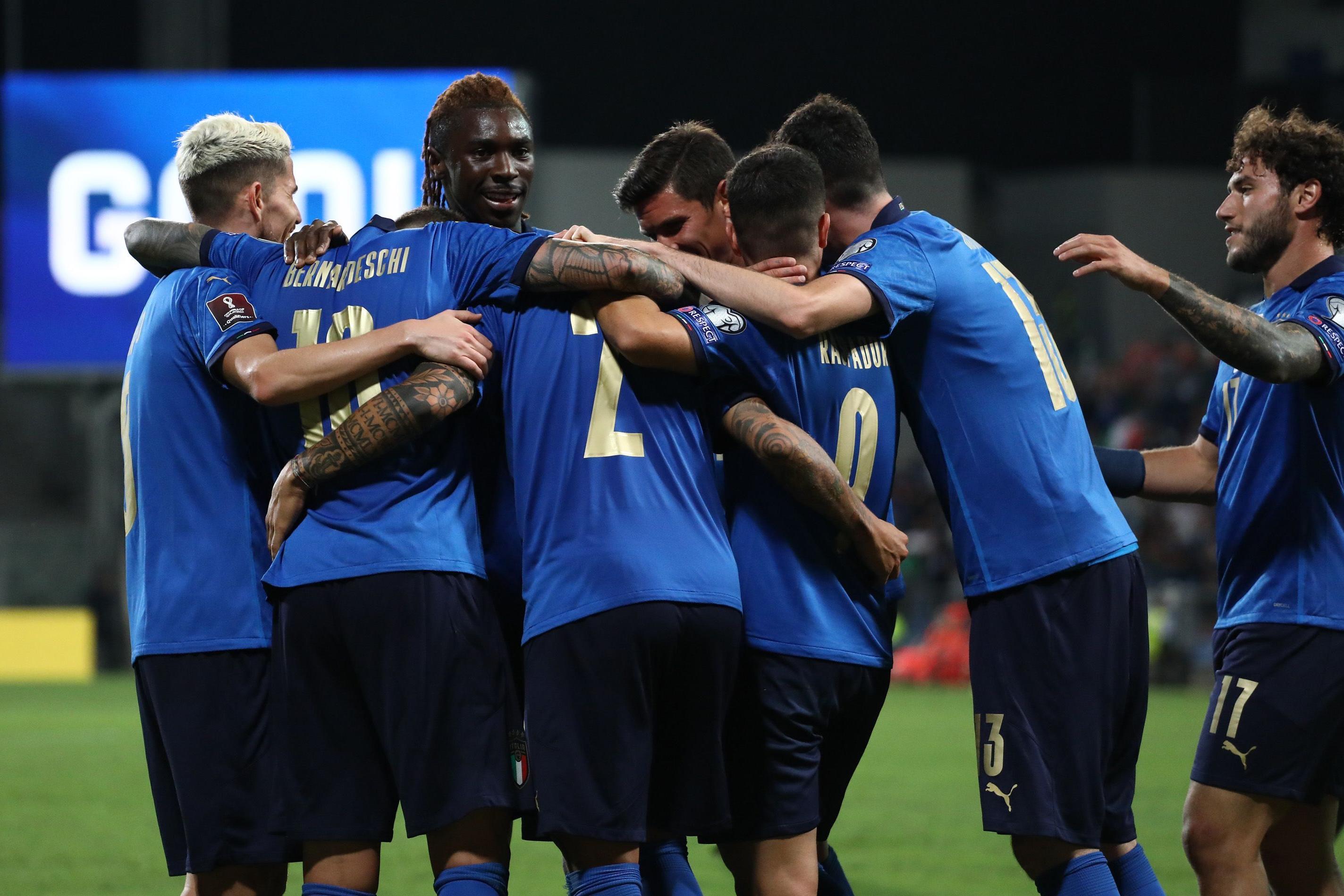 REGGIO NELL\\'EMILIA, ITALY - SEPTEMBER 08: Giovanni Di Lorenzo #2 of Italy celebrates his goal with his team-mates during the 2022 FIFA World Cup Qualifier match between Italy and Lithuania at Mapei Stadium - Citta\\' del Tricolore on September 08, 2021 in Reggio nell\\'Emilia, . (Photo by Marco Luzzani/Getty Images)