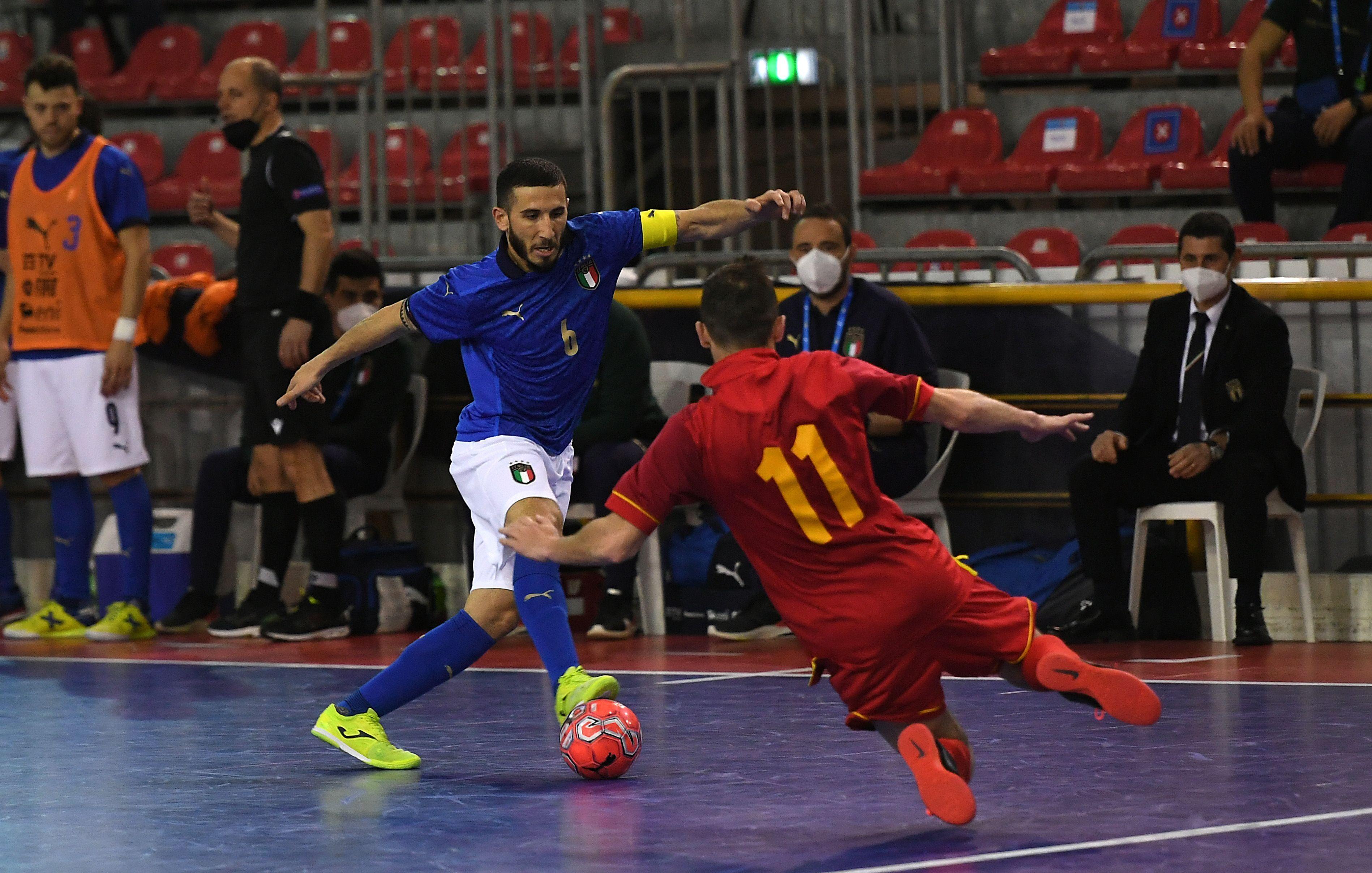 PRATO, ITALY - APRIL 13: Carmelo Musumeci of Italy competes for the ball with Marko Spasojevic of Montenegroduring the UEFA Futsal EURO 2022 Qualifier between Italy and Montenegro at Estraforum on April 13, 2021 in Prato, Italy. (Photo by Alessandro Sabattini/Getty Images)