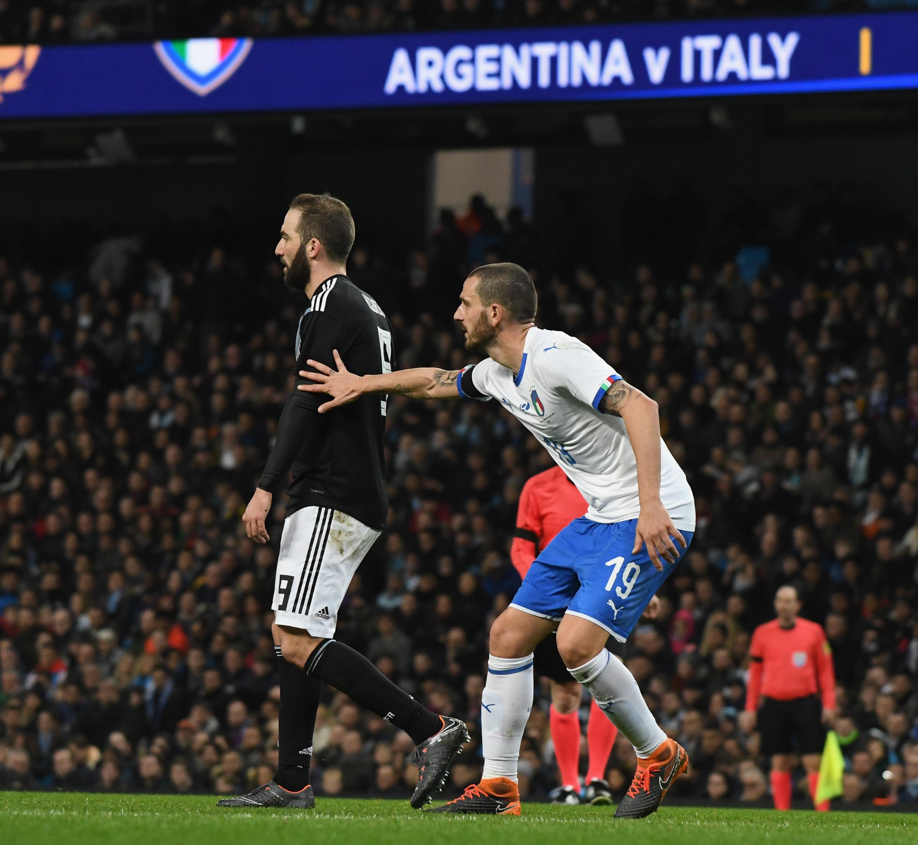 MANCHESTER, ENGLAND - MARCH 23: Leonardo Bonucci of Italy (R) competes for the ball with Gonzalo Higuain of Argentina during the International friendly match between Italy and Argentina at Etihad Stadium on March 23, 2018 in Manchester, England. (Photo by Claudio Villa/Getty Images)