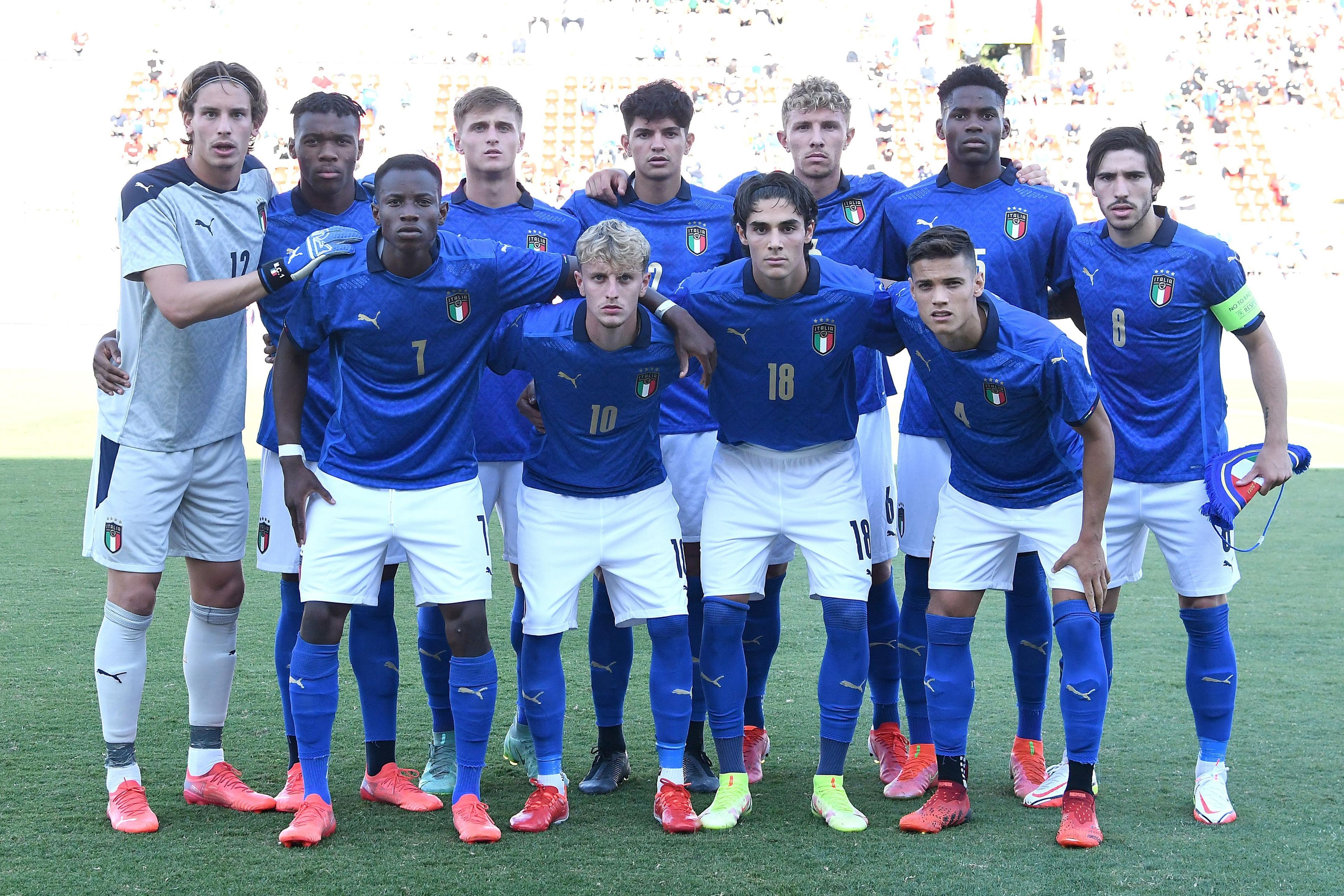 VICENZA, ITALY - SEPTEMBER 07:Italian players  line up during the UEFA European Under-21 Championship Qualifier between Italy U21 and Montenegro U21 at Stadio Romeo Menti on September 07, 2021 in Vicenza, Italy. (Photo by Alessandro Sabattini/Getty Images)