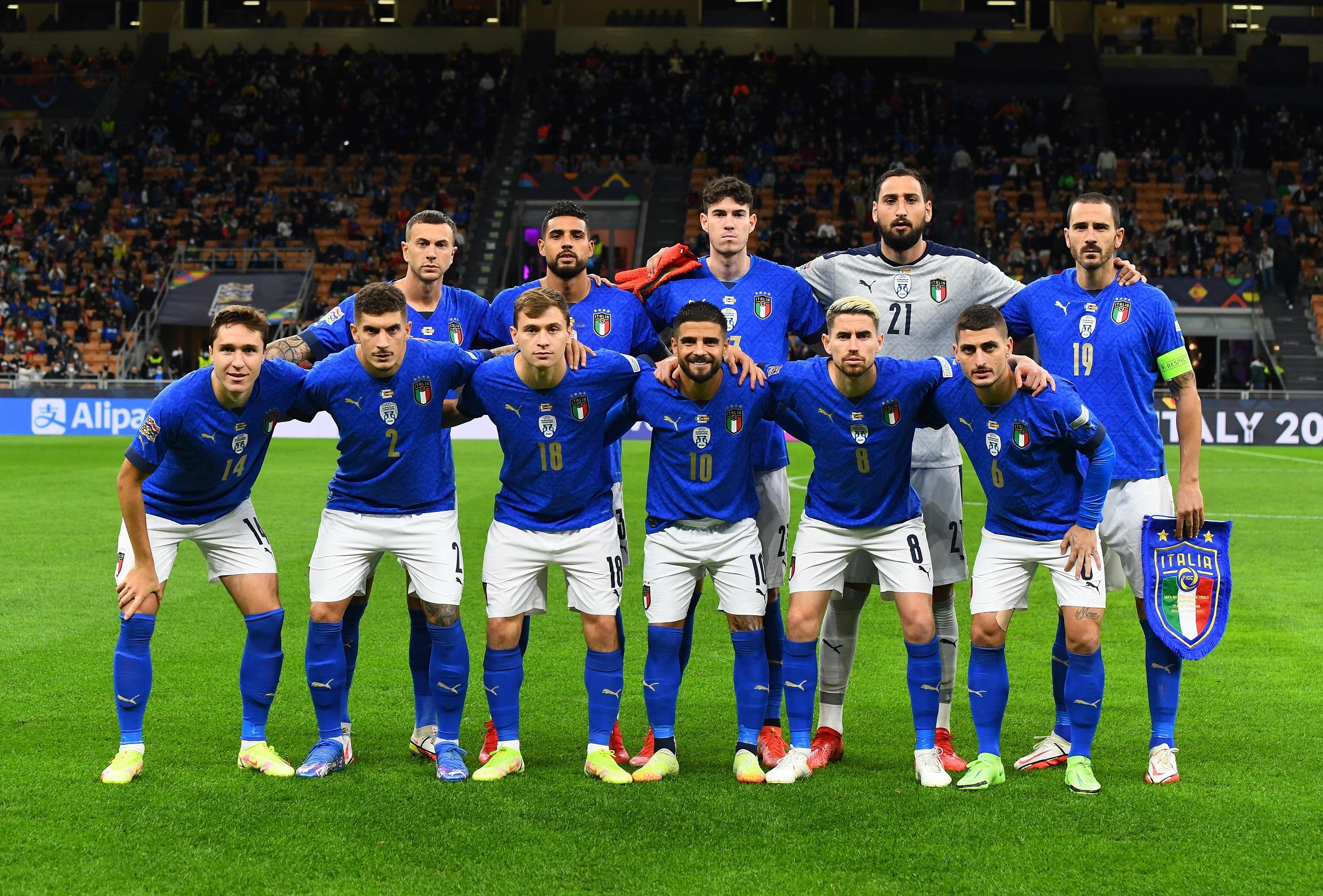 MILAN, ITALY - OCTOBER 06: Players of Italy line up prior to the UEFA Nations League 2021 Semi-final match between Italy and Spain at Giuseppe Meazza Stadium on October 06, 2021 in Milan, Italy. (Photo by Claudio Villa/Getty Images)