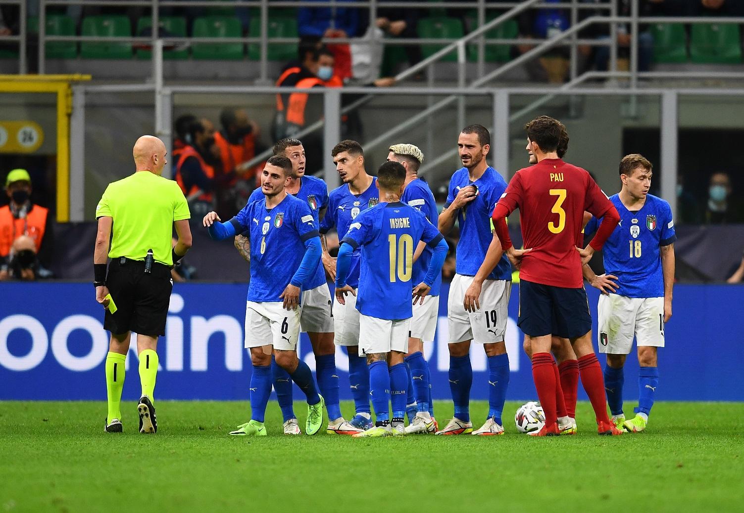 MILAN, ITALY - OCTOBER 06: Leonardo Bonucci of Italy gets a red card during the UEFA Nations League 2021 Semi-final match between Italy and Spain at Giuseppe Meazza Stadium on October 06, 2021 in Milan, Italy. (Photo by Claudio Villa/Getty Images)
