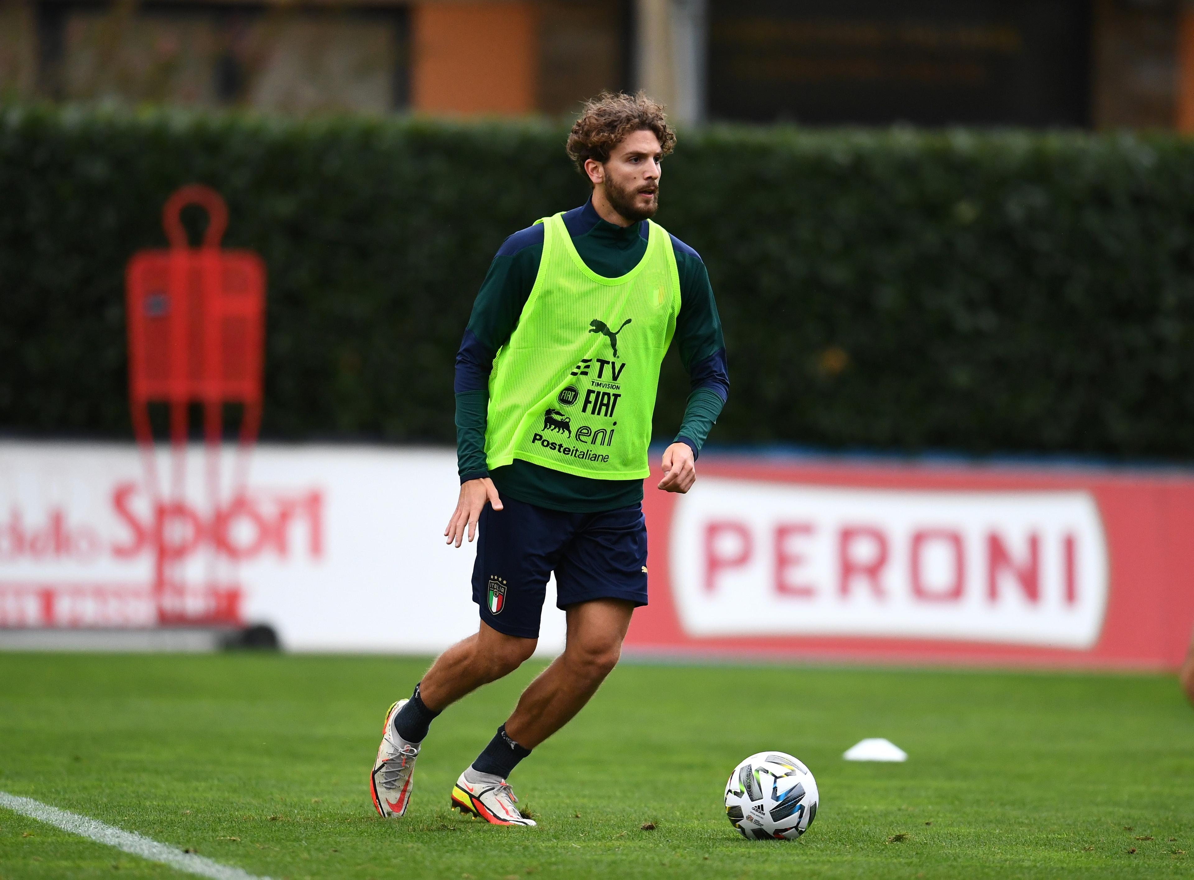 FLORENCE, ITALY - OCTOBER 07: Manuel Locatelli of Italy in action during a Italy training session on October 07, 2021 in Florence, Italy. (Photo by Claudio Villa/Getty Images)