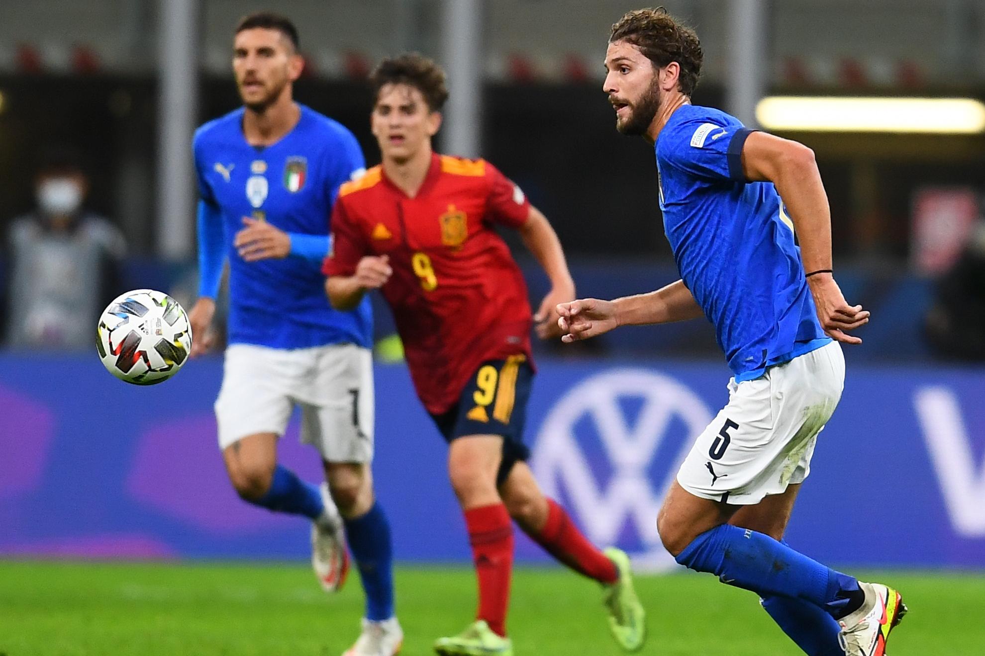 MILAN, ITALY - OCTOBER 06: Manuel Locatelli of Italy in action during the UEFA Nations League 2021 Semi-final match between Italy and Spain at Giuseppe Meazza Stadium on October 06, 2021 in Milan, Italy. (Photo by Claudio Villa/Getty Images)