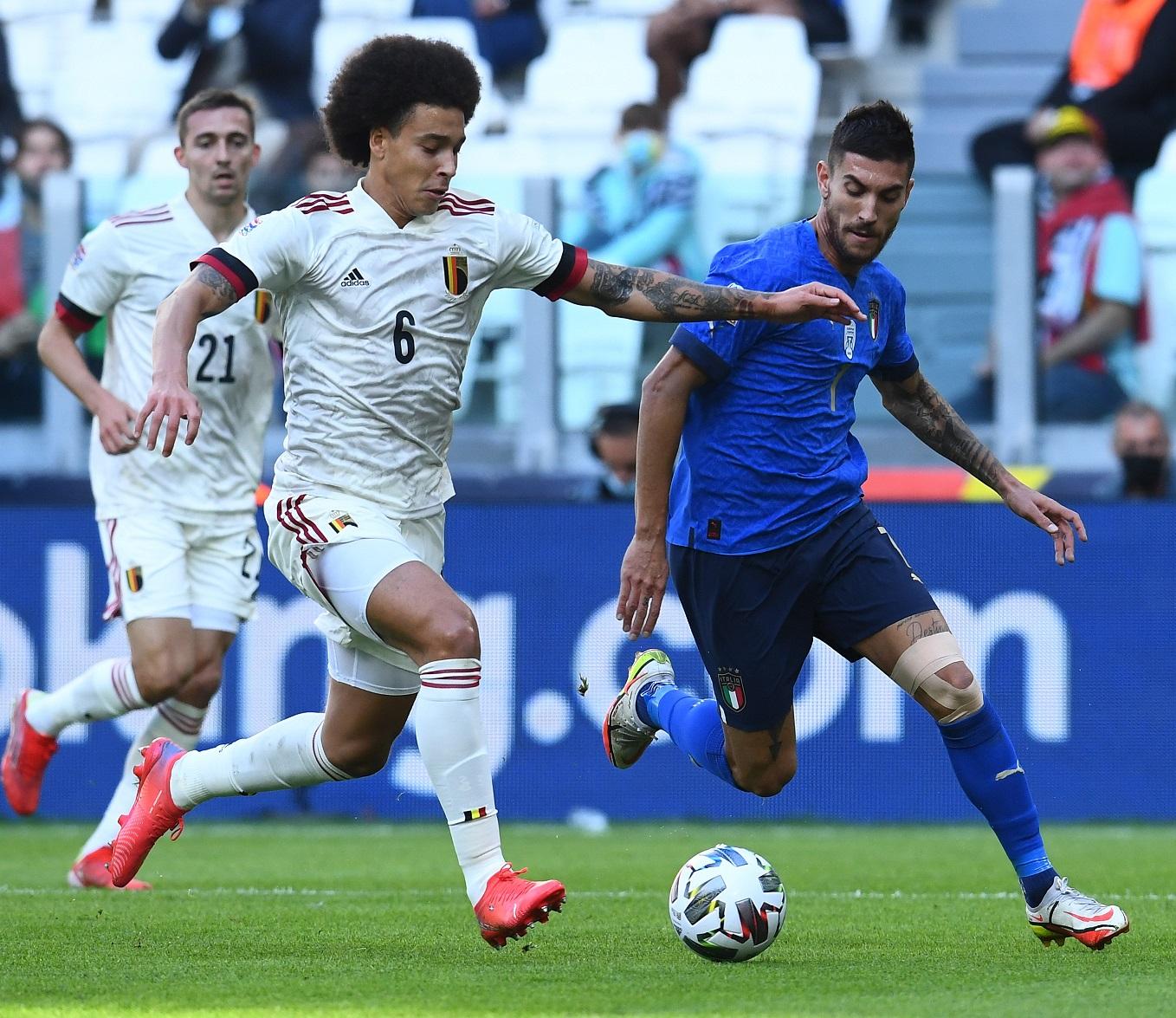 TURIN, ITALY - OCTOBER 10: Lorenzo Pellegrini of Italy competes for the ball with Axel Witsel of Belgium during the UEFA Nations League 2021 Third Place Match between Italy and Belgium at Juventus Stadium on October 10, 2021 in Turin, Italy. (Photo by Claudio Villa/Getty Images)
