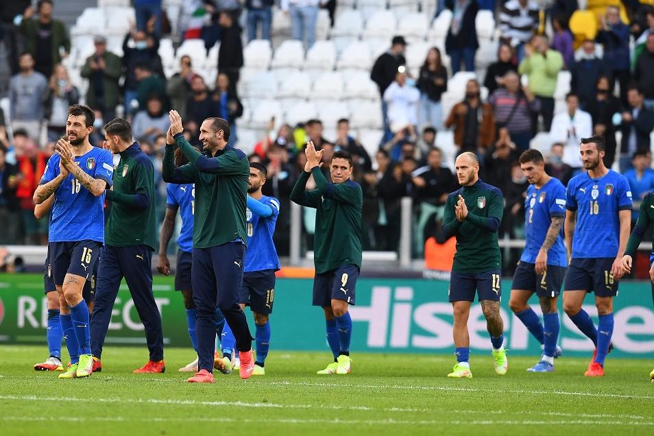TURIN, ITALY - OCTOBER 10:  Players of Italy applaudes at the end of the UEFA Nations League 2021 Third Place Match between Italy and Belgium at Juventus Stadium on October 10, 2021 in Turin, Italy. (Photo by Claudio Villa/Getty Images)