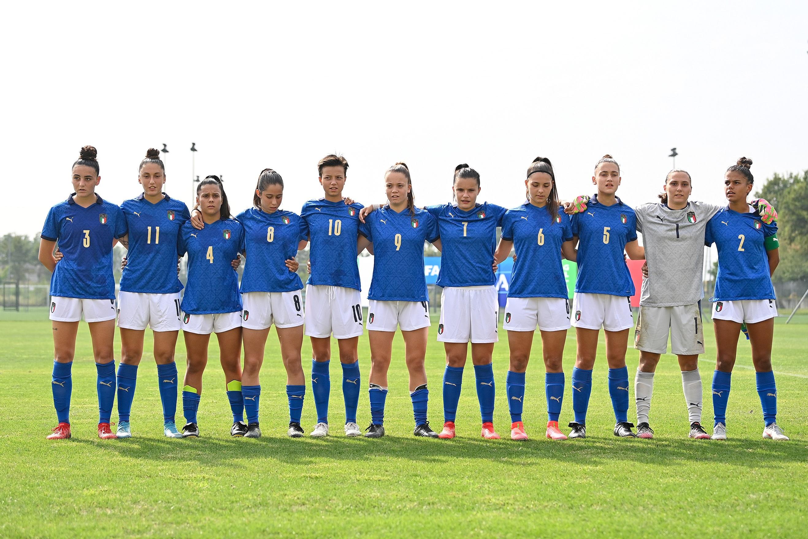NOVARA, ITALY - SEPTEMBER 08: Italy U17 Women team formation prior to the International Friendly match between Italy U17 Women v Switzerland U17 Women at Novarello Training Center on September 08, 2021 in Novara, Italy. (Photo by Mattia Ozbot/Getty Images)