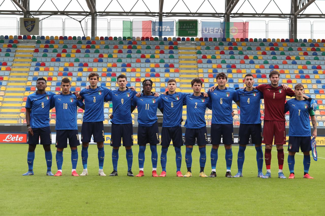 FROSINONE, ITALY - OCTOBER 12:  Italy team sings his National Anthem during the U20 International match between Italy and Portugal at Stadio Benito Stirpe on October 12, 2021 in Frosinone, Italy.  (Photo by Paolo Bruno/Getty Images)