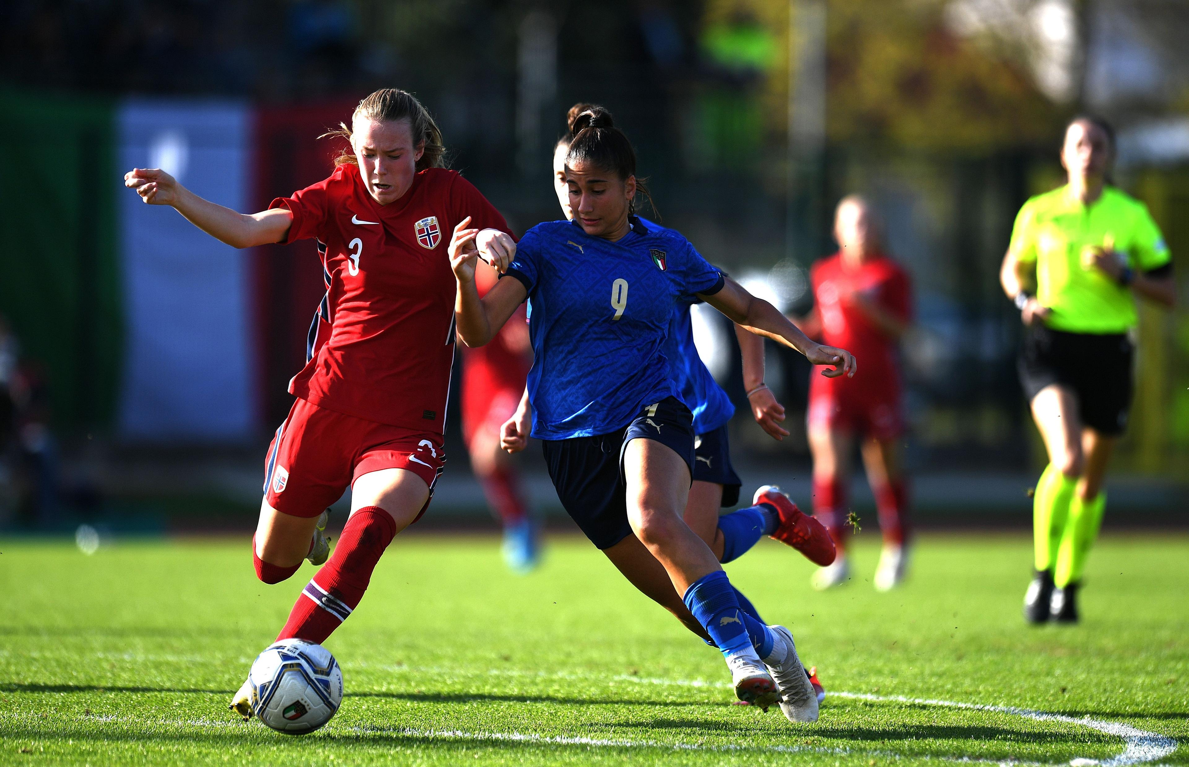 PADOVA, ITALY - OCTOBER 26: Chiara Beccari of Italy competes for the ball with Helle Olsen Rindal of Norway during the UEFA European Women's Under-19 Championship Round 1 match between Italy and Norway on October 26, 2021 in Abano Terme near Padova, Italy. (Photo by Alessandro Sabattini/Getty Images)
