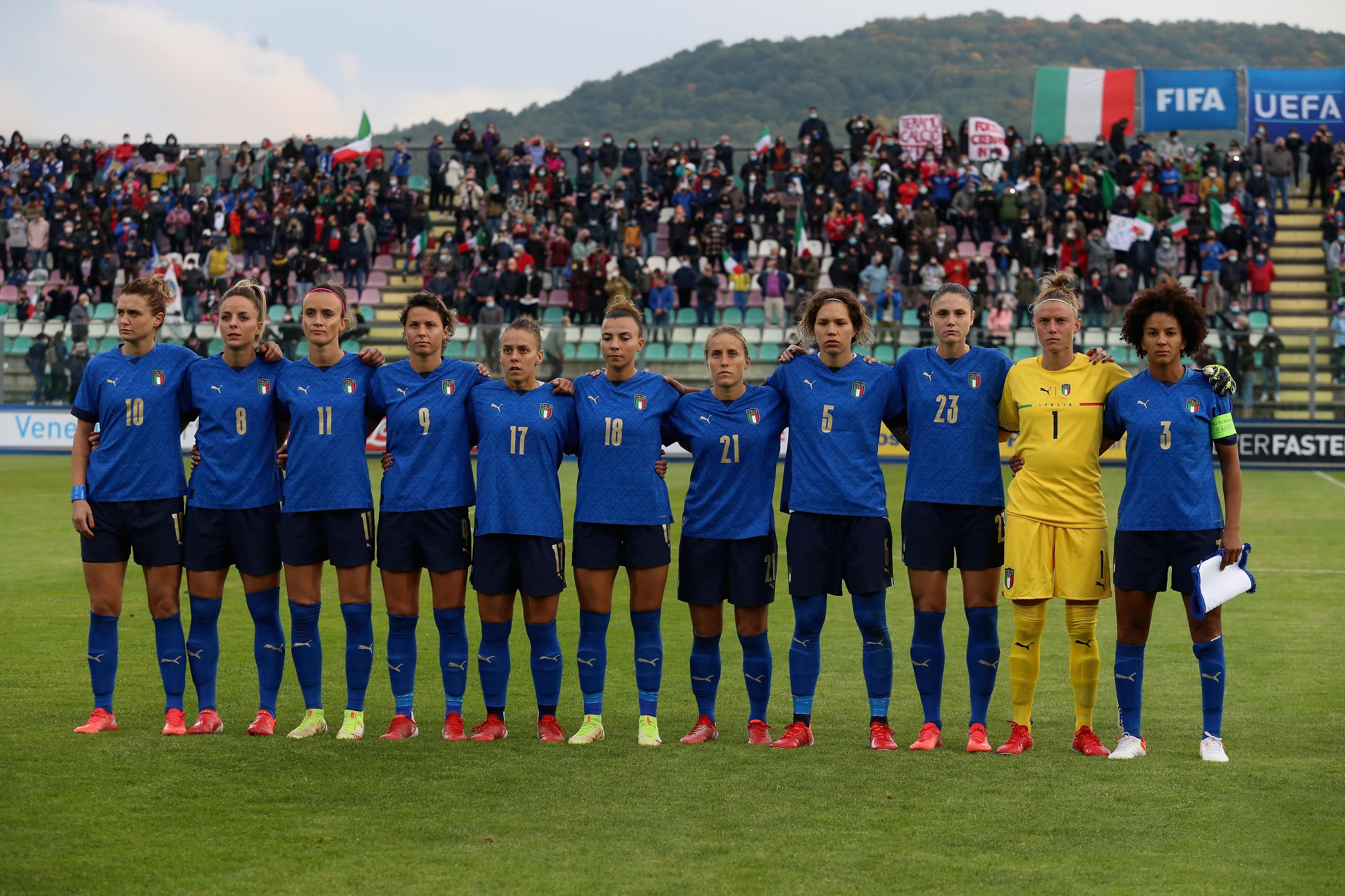 CASTEL DI SANGRO, ITALY - OCTOBER 22: Italy women team poses during the FIFA Women's World Cup Qualifier match between Italy and Croatia on October 22, 2021 in Castel di Sangro, Italy. (Photo by Paolo Bruno/Getty Images)
