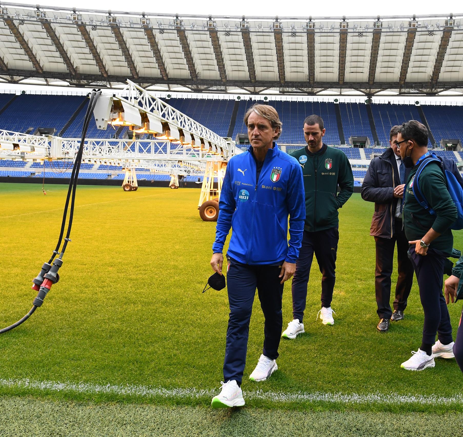 ROME, ITALY - NOVEMBER 11: Head coach Italy Roberto Mancini and Leonardo Bonucci of Italy on the pitch before the press conference at Stadio Olimpico on November 11, 2021 in Rome, Italy. (Photo by Claudio Villa/Getty Images)