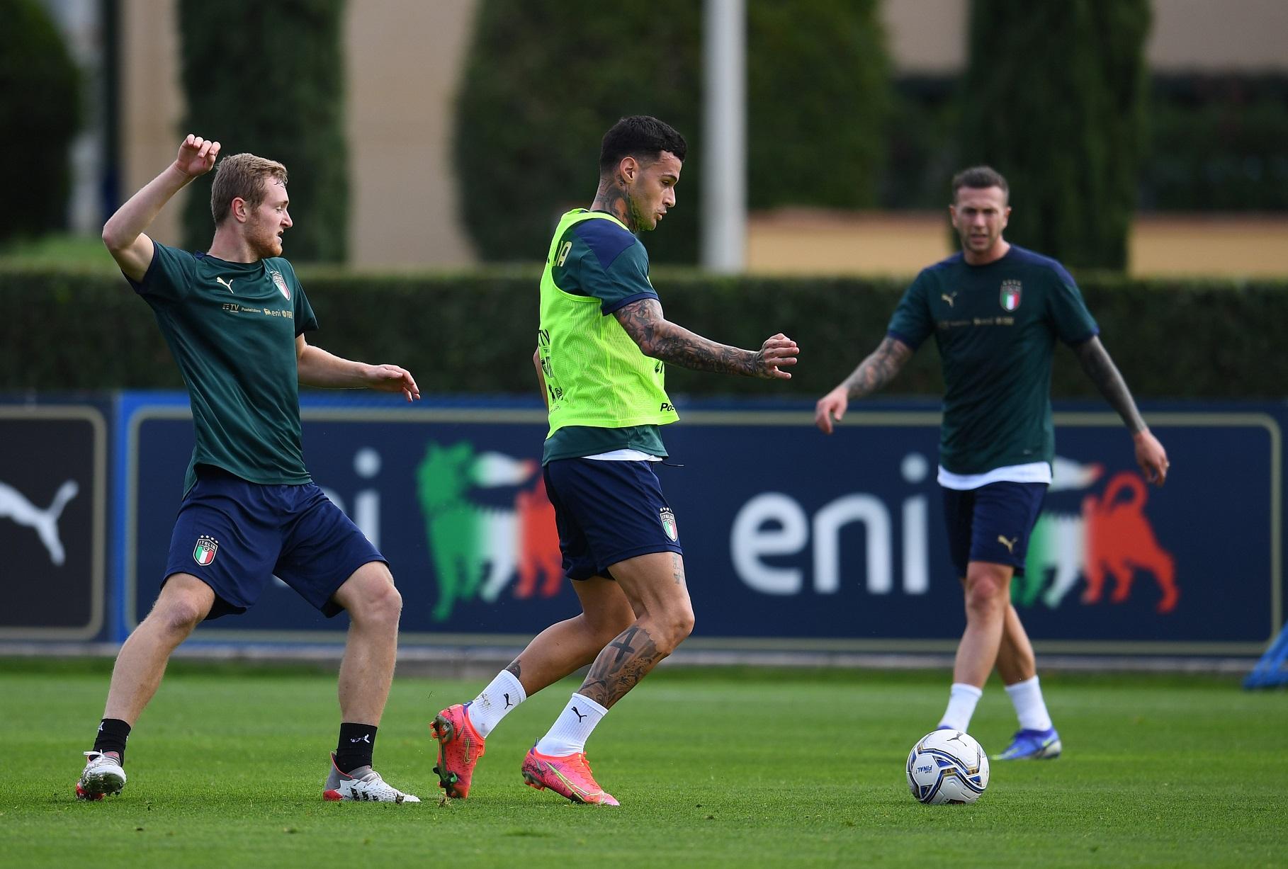 FLORENCE, ITALY - NOVEMBER 10: Gianluca Scamacca and Tommaso Pobega of Italy in action during a Italy training session at Centro Tecnico Federale di Coverciano on November 10, 2021 in Florence, Italy. (Photo by Claudio Villa/Getty Images)