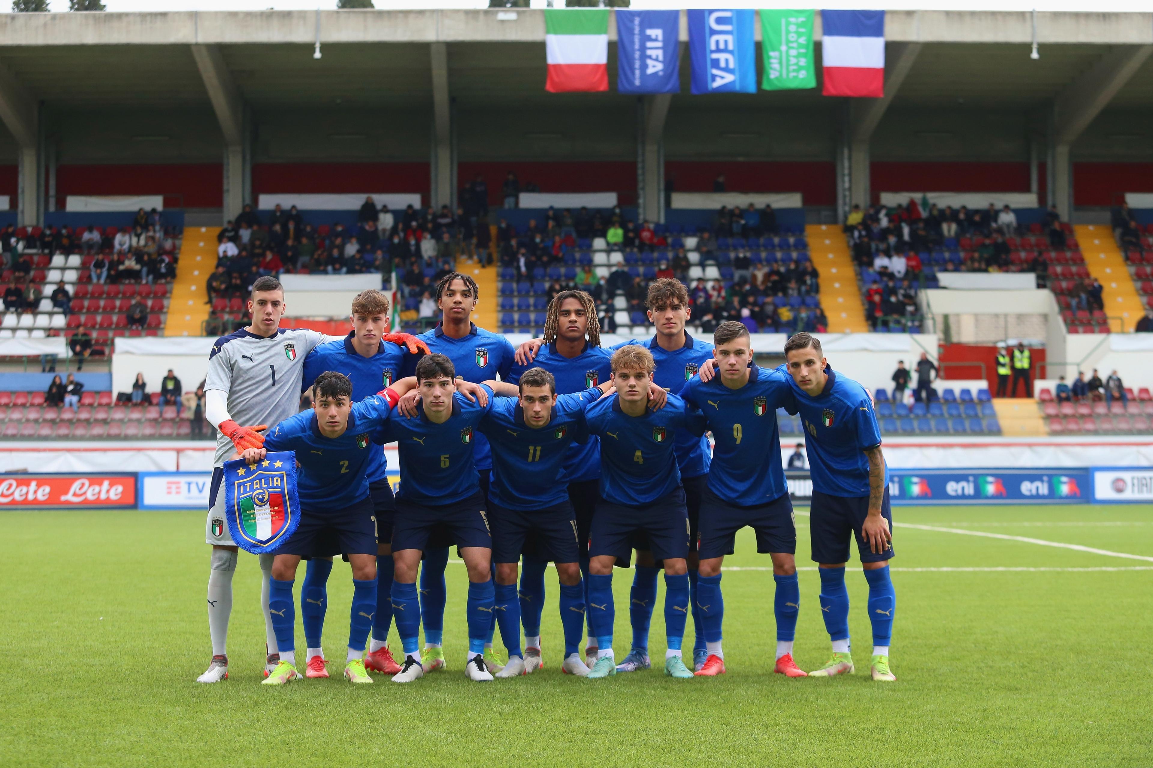L\\'AQUILA, ITALY - NOVEMBER 11:   Italy team poses during the friendly match between Italy U18 and France U18 at Stadio Tommaso Fattori on November 11, 2021 in L\\'Aquila, Italy.  (Photo by Paolo Bruno/Getty Images)