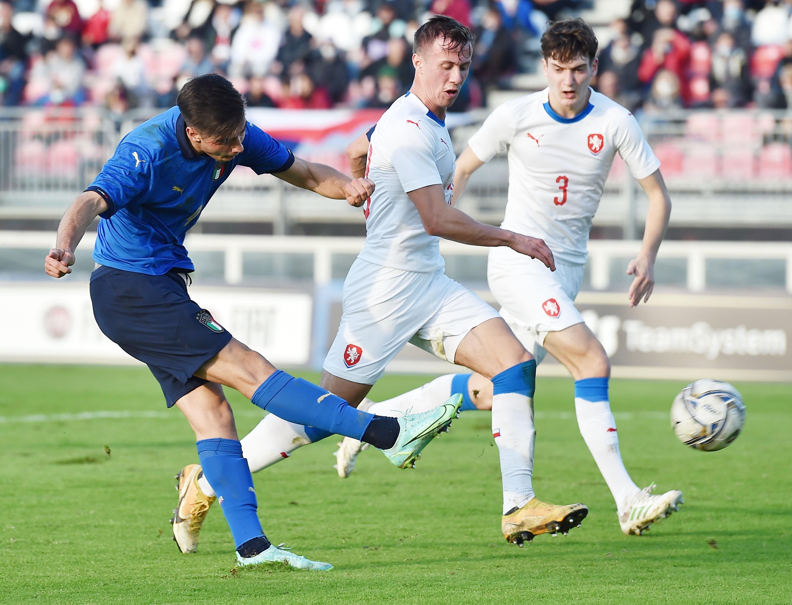 PESARO, ITALY - NOVEMBER 11: Luca Moro of Italy U20 scores goal 1-2 during the 8 Nations Tournament match between Italy U20 and Czech Republic U20 on November 11, 2021 in Ravenna, Italy. (Photo by Giuseppe Bellini/Getty Images) *** Local Caption *** Luca Moro