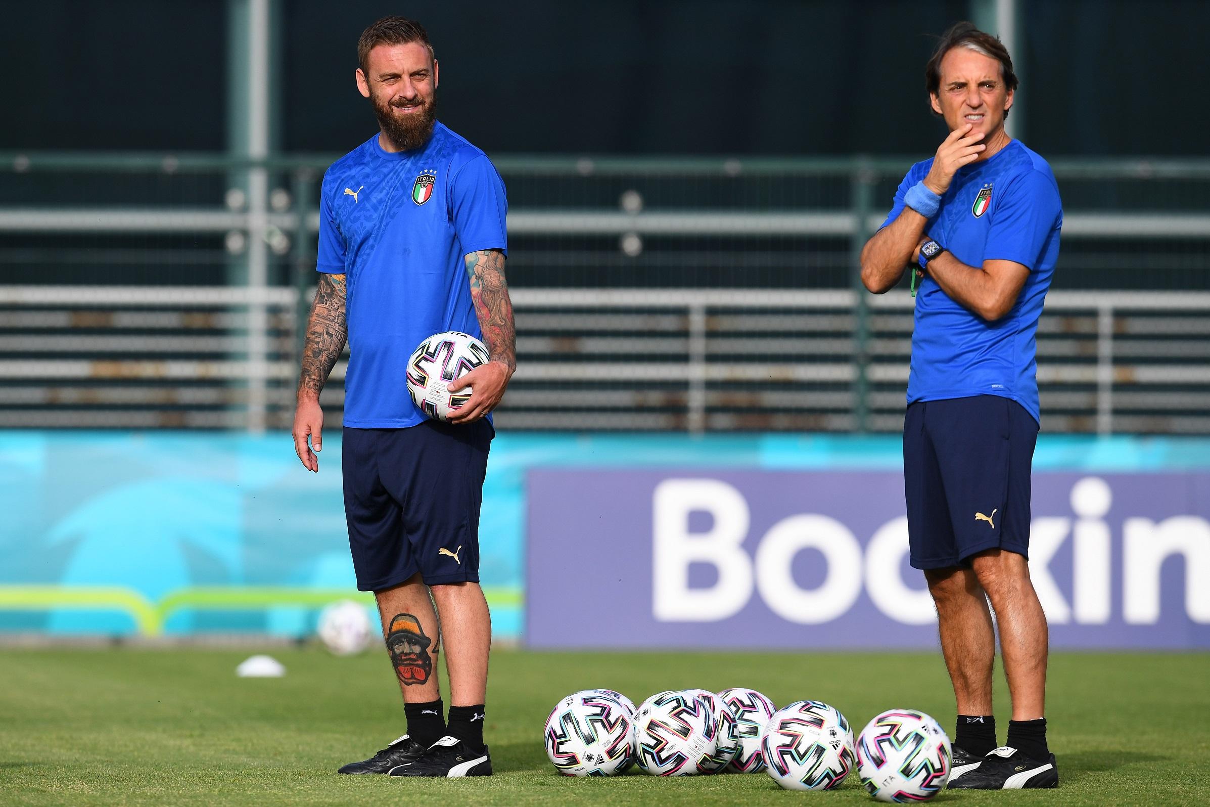 ROME, ITALY - JUNE 19: Daniele De Rossi, Assistant Coach of Italy (L) looks on during the Italy Training Session ahead of the UEFA Euro 2020 Group A match between Italy and Wales at Acqua de Acetosa on June 19, 2021 in Rome, Italy. (Photo by Claudio Villa/Getty Images)