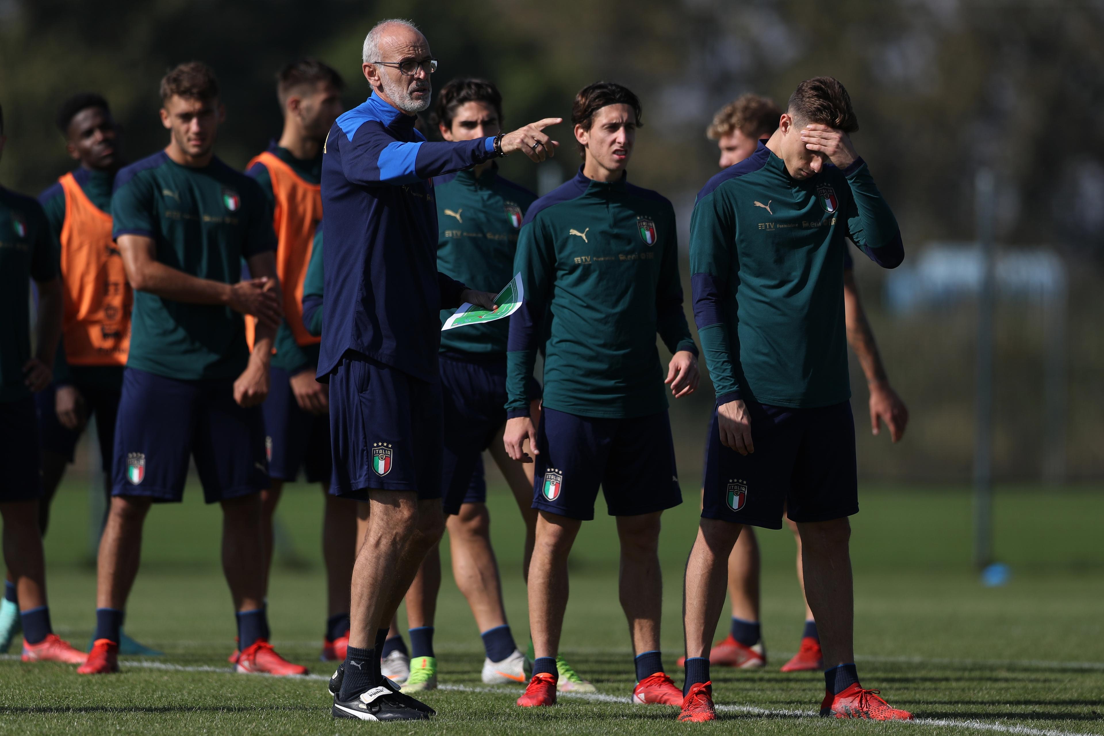 NOVARA, ITALY - OCTOBER 11: Players look on as Head coach Paolo Nicolato gives instructions during the training session at Novarello Training Center on October 11, 2021 in Novara, Italy. (Photo by Jonathan Moscrop/Getty Images)