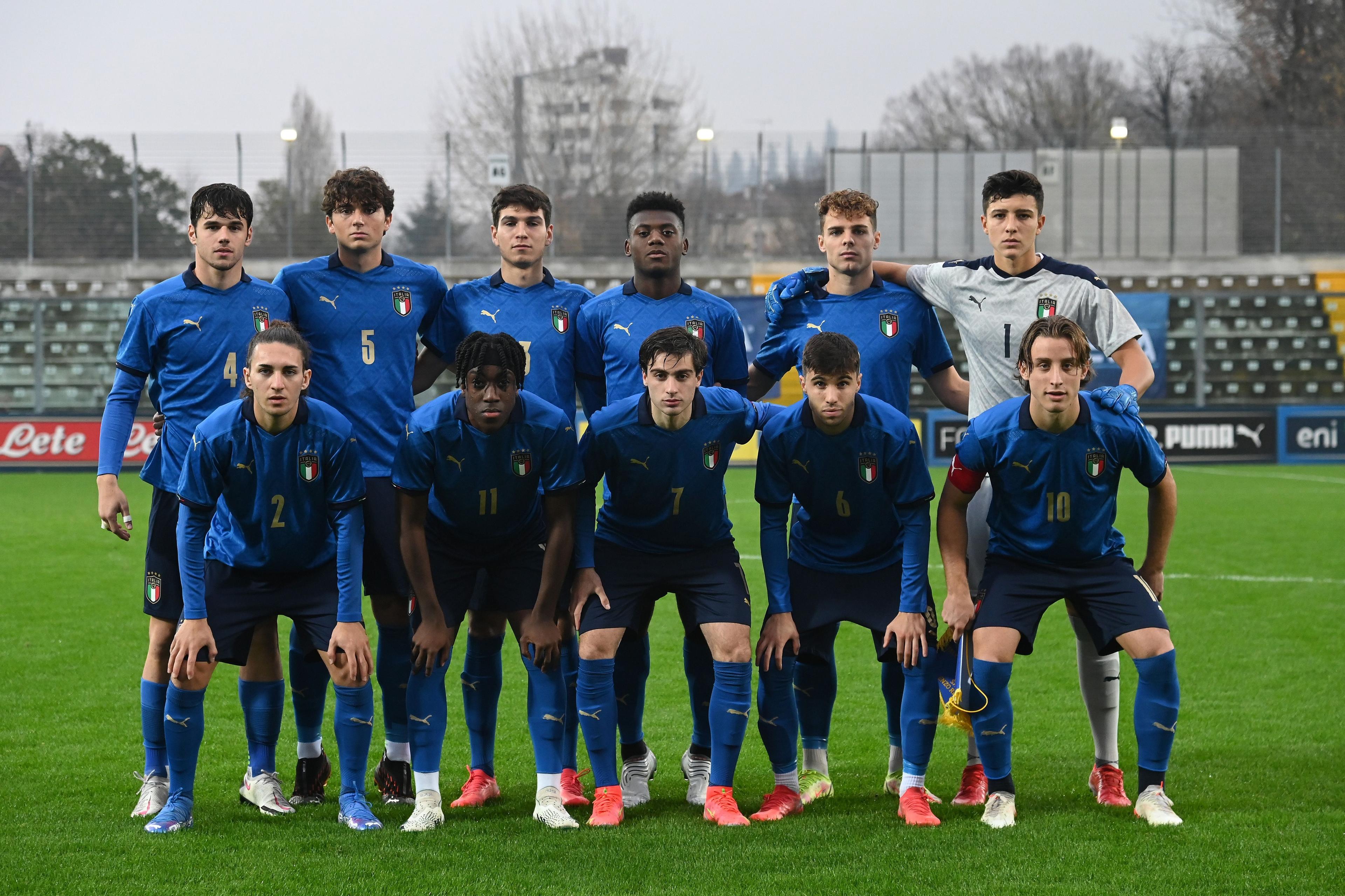 SASSUOLO, ITALY - NOVEMBER 15:Italy team line up during the match Italy U20 and Romania U20 at Enzo Ricci Stadium on November 15, 2021 in Sassuolo, Italy. (Photo by Alessandro Sabattini/Getty Images)
