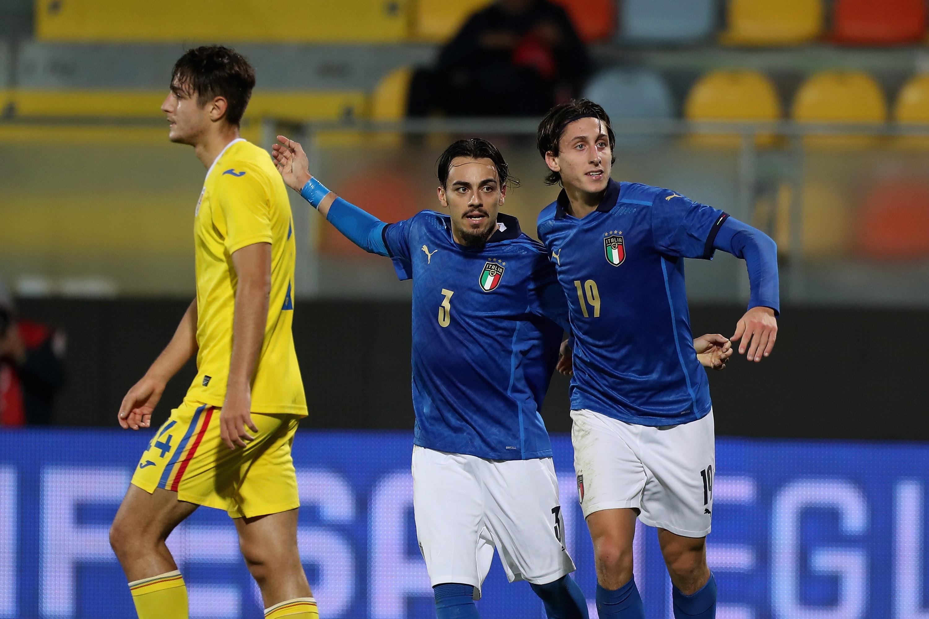 FROSINONE, ITALY - NOVEMBER 16:  Samuele Mulattieri with his teammate Giacomo Quagliata of Italy celebrates after scoring the team\\'s first goal during the international friendly match between Italy U21 and Romania U21 at Stadio Benito Stirpe on November 16, 2021 in Frosinone, Italy.  (Photo by Paolo Bruno/Getty Images ) *** Local Caption *** Samuele Mulattieri; Giacomo Quagliata