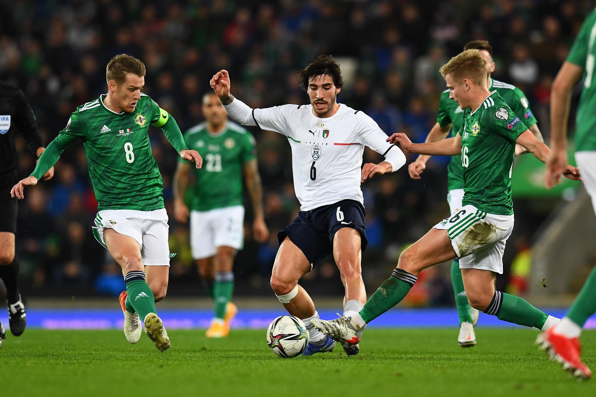 BELFAST, NORTHERN IRELAND - NOVEMBER 15: Sandro Tonali of Italy competes for the ball with Alistair McCann and Steven Davis of Northem Ireland during the 2022 FIFA World Cup Qualifier match between Northern Ireland and Italy at Windsor Park on November 15, 2021 in Belfast, Northern Ireland. (Photo by Claudio Villa/Getty Images)