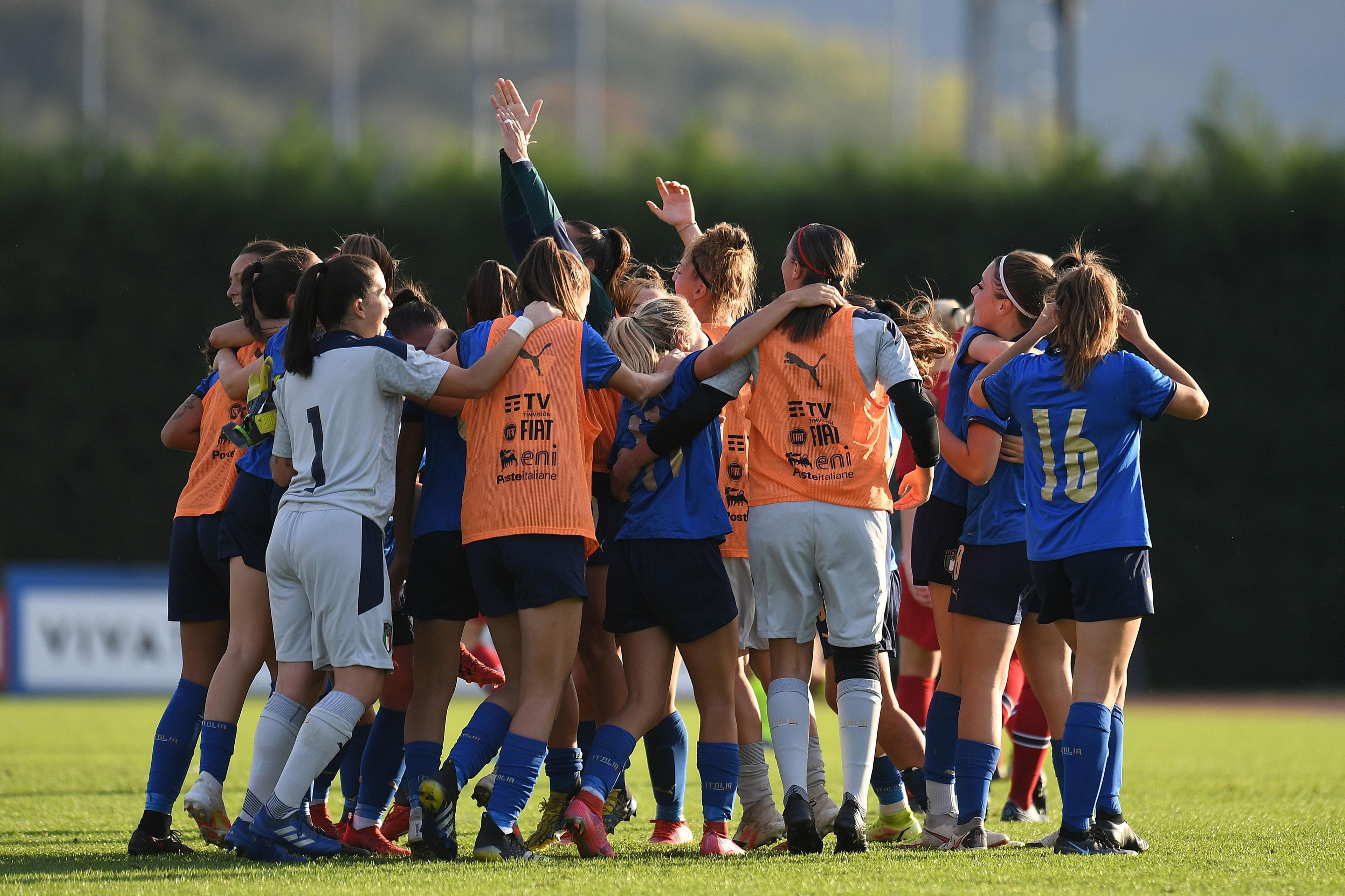 PADOVA, ITALY - OCTOBER 26: The Italian players celebrate the qualification during the UEFA European Women\\'s Under-19 Championship Round 1 match between Italy and Norway on October 26, 2021 in Abano Terme near Padova, Italy. (Photo by Alessandro Sabattini/Getty Images)