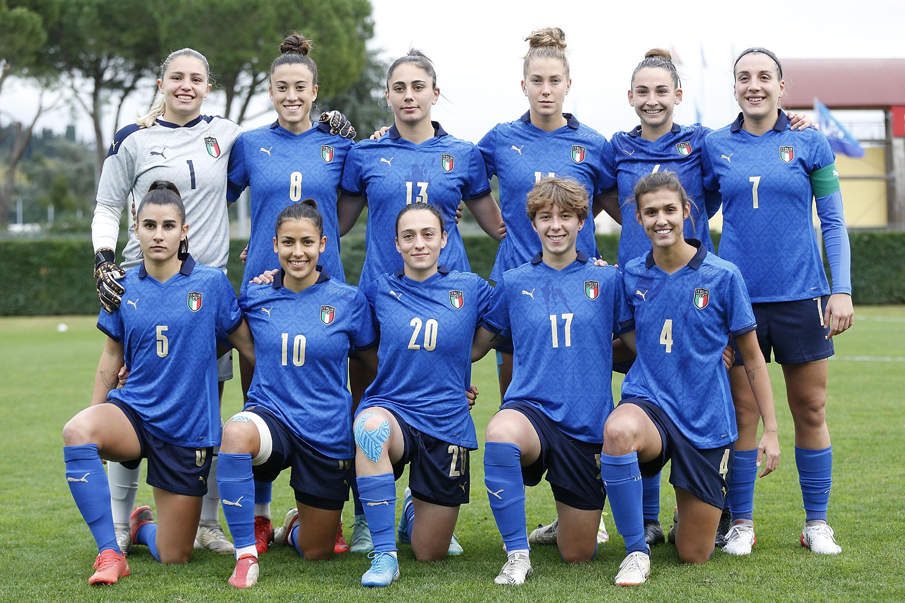 FLORENCE, ITALY - NOVEMBER 25: Italy U23 Women poses during the friendly match between Italy U23 Women and Sweden U23 Women at Centro Tecnico Federale di Coverciano on November 25, 2021 in Florence, Italy. (Photo by Gabriele Maltinti/Getty Images)
