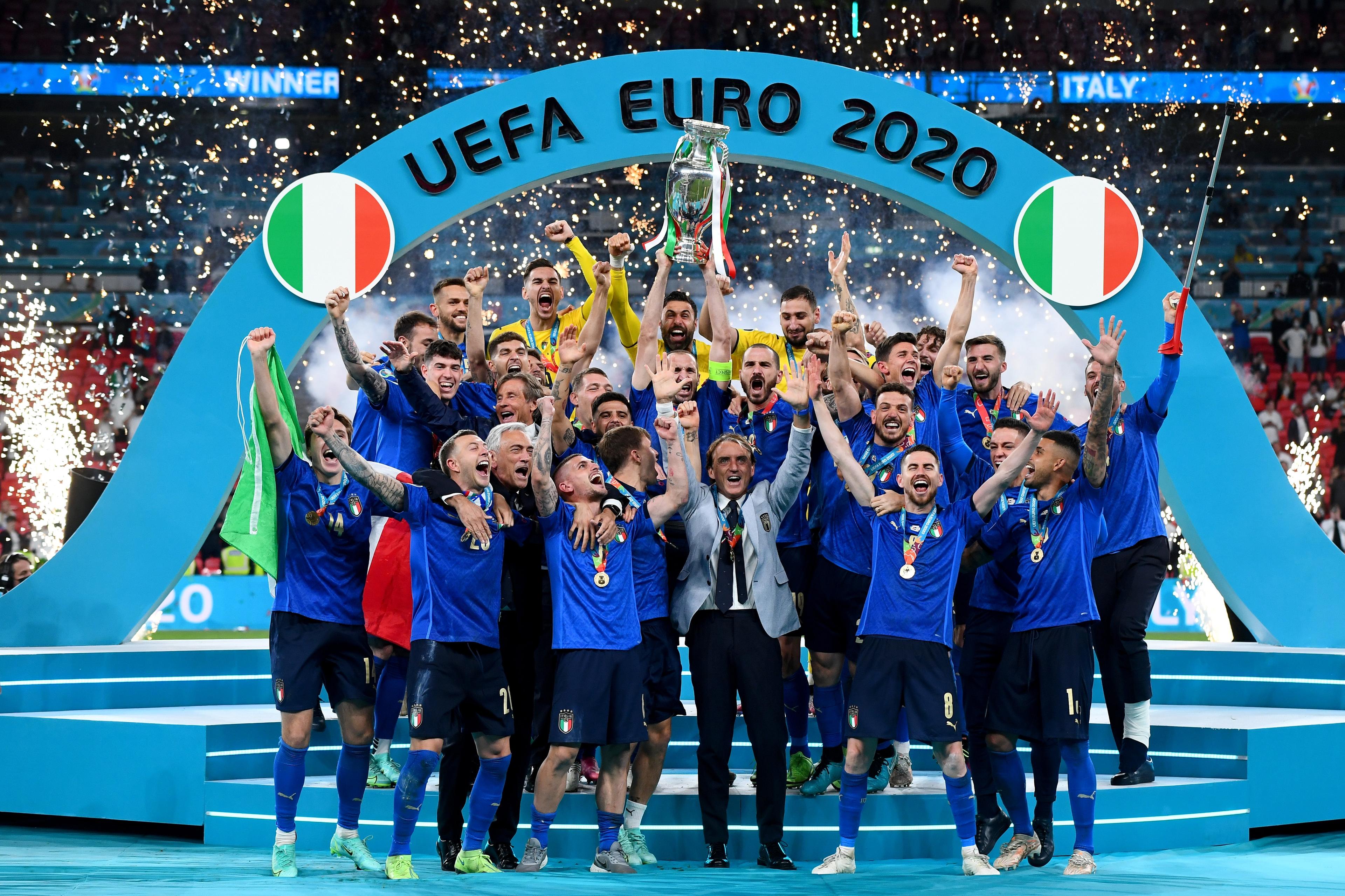 LONDON, ENGLAND - JULY 11: Giorgio Chiellini, Captain of Italy lifts The Henri Delaunay Trophy following his team\\'s victory in the UEFA Euro 2020 Championship Final between Italy and England at Wembley Stadium on July 11, 2021 in London, England. (Photo by Claudio Villa/Getty Images)