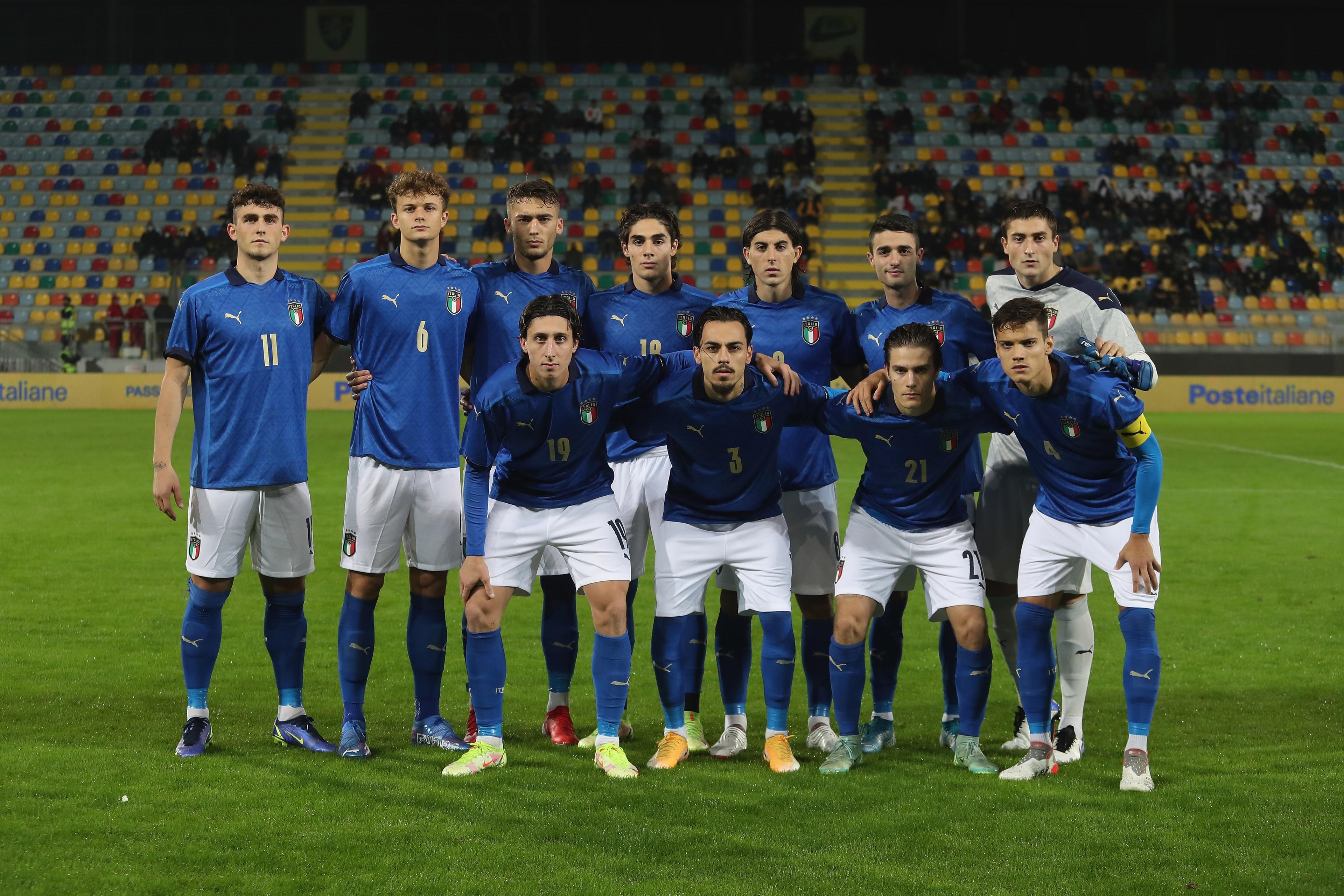 FROSINONE, ITALY - NOVEMBER 16:  Italy  team poses during the international friendly match between Italy U21 and Romania U21 at Stadio Benito Stirpe on November 16, 2021 in Frosinone, Italy.  (Photo by Paolo Bruno/Getty Images )