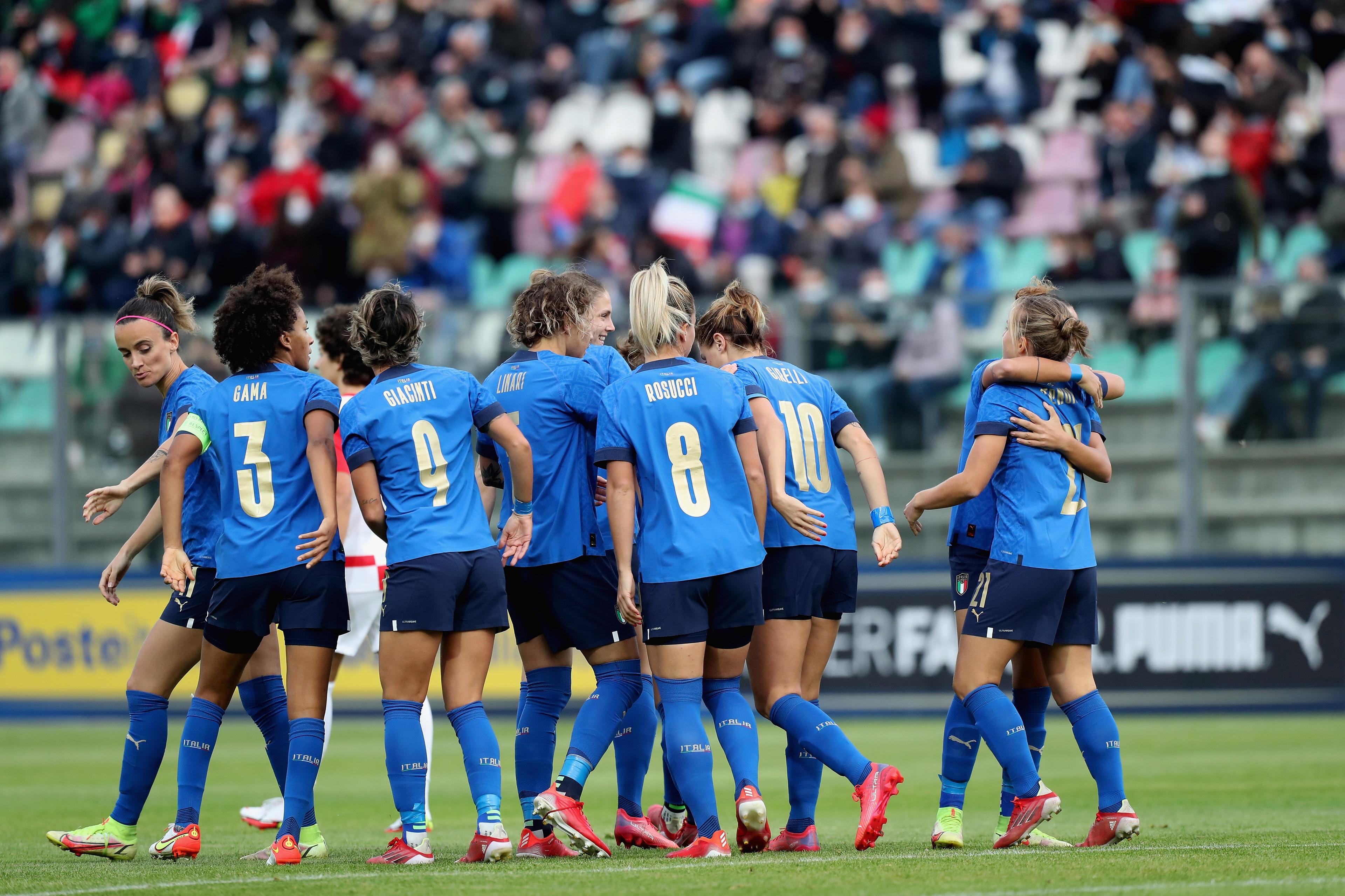 CASTEL DI SANGRO, ITALY - OCTOBER 22:  Valentina Cernoia #21 celebrates with her teammates after scoring the opening goal during the FIFA Women\\'s World Cup Qualifier match between Italy and Croatia on October 22, 2021 in Castel di Sangro, Italy.  (Photo by Paolo Bruno/Getty Images) *** Local Caption *** Valentina Cernoia