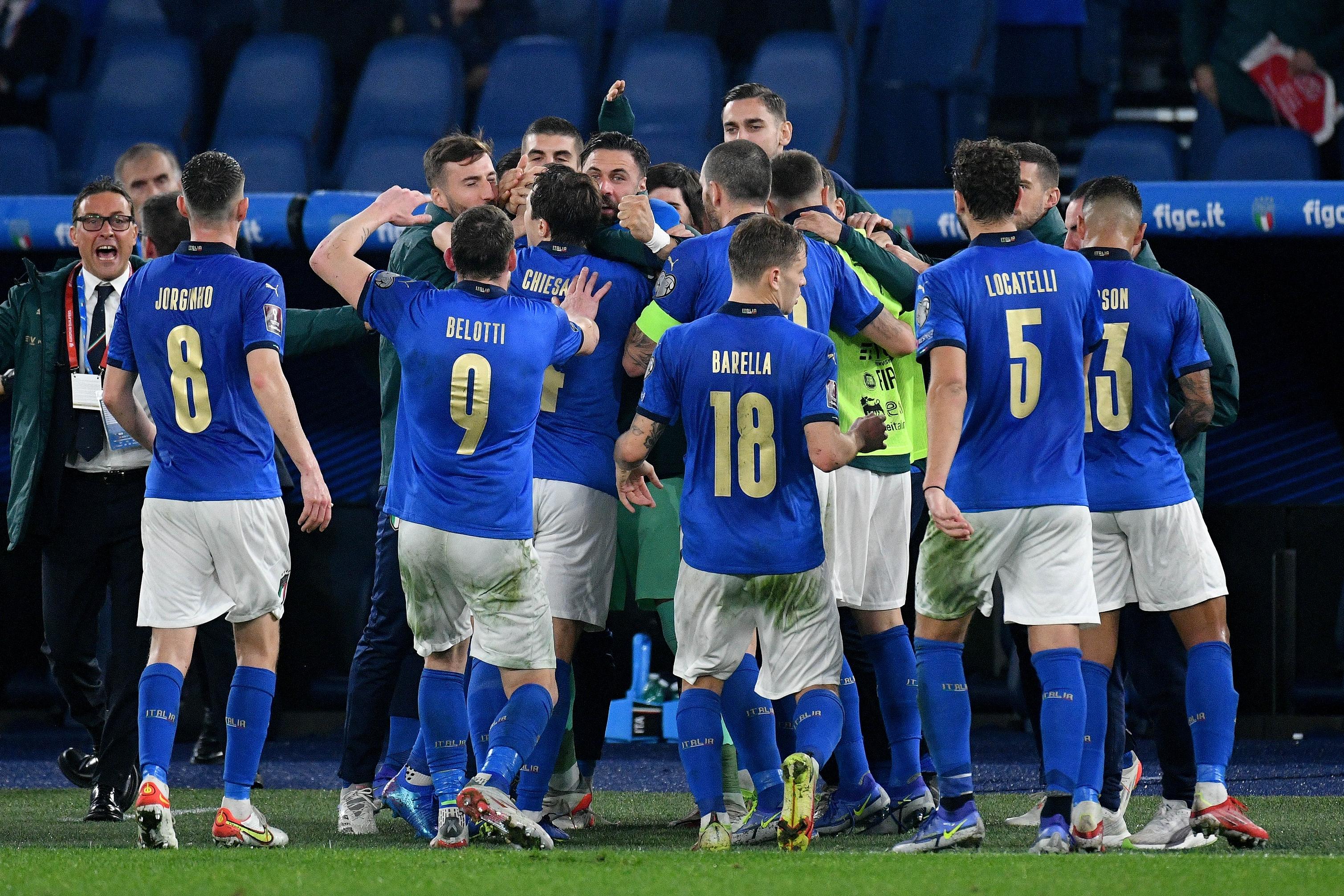 ROME, ITALY - NOVEMBER 12: Giovanni Di Lorenzo of Italy celebrates after scoring the frist goal of his team with his teammatesduring the 2022 FIFA World Cup Qualifier match between Italy and Switzerland at Stadio Olimpico on November 12, 2021 in Rome, . (Photo by Marco Rosi/Getty Images)