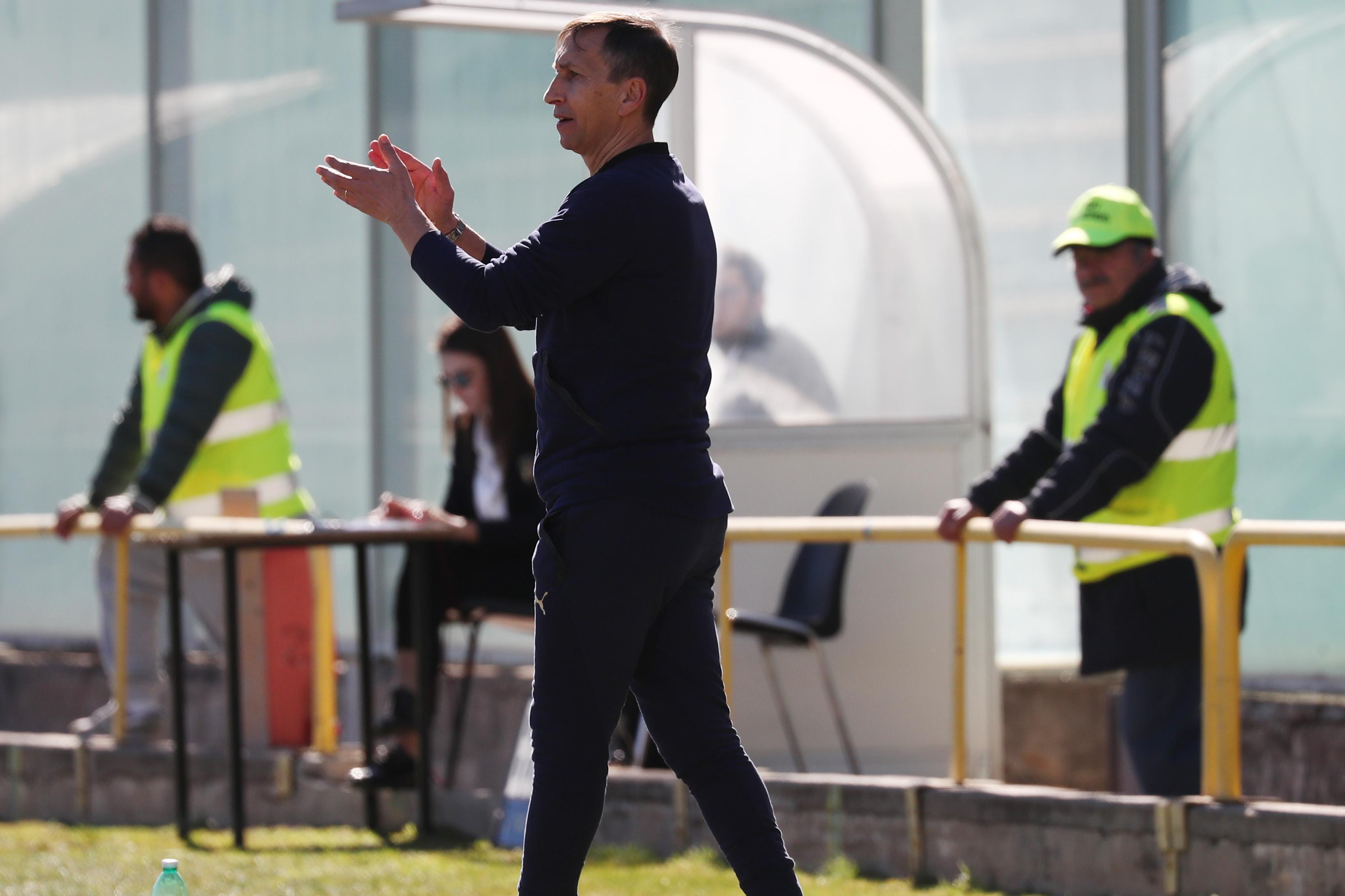 TARANTO, ITALY - FEBRUARY 09: Head caach of Italy Carmine Nunziata appaludes during Friendly Match between Italy and Turkey at Stadio Ermanno Iacovone on February 09, 2022 in Taranto, Italy. (Photo by Maurizio Lagana/Getty Images)