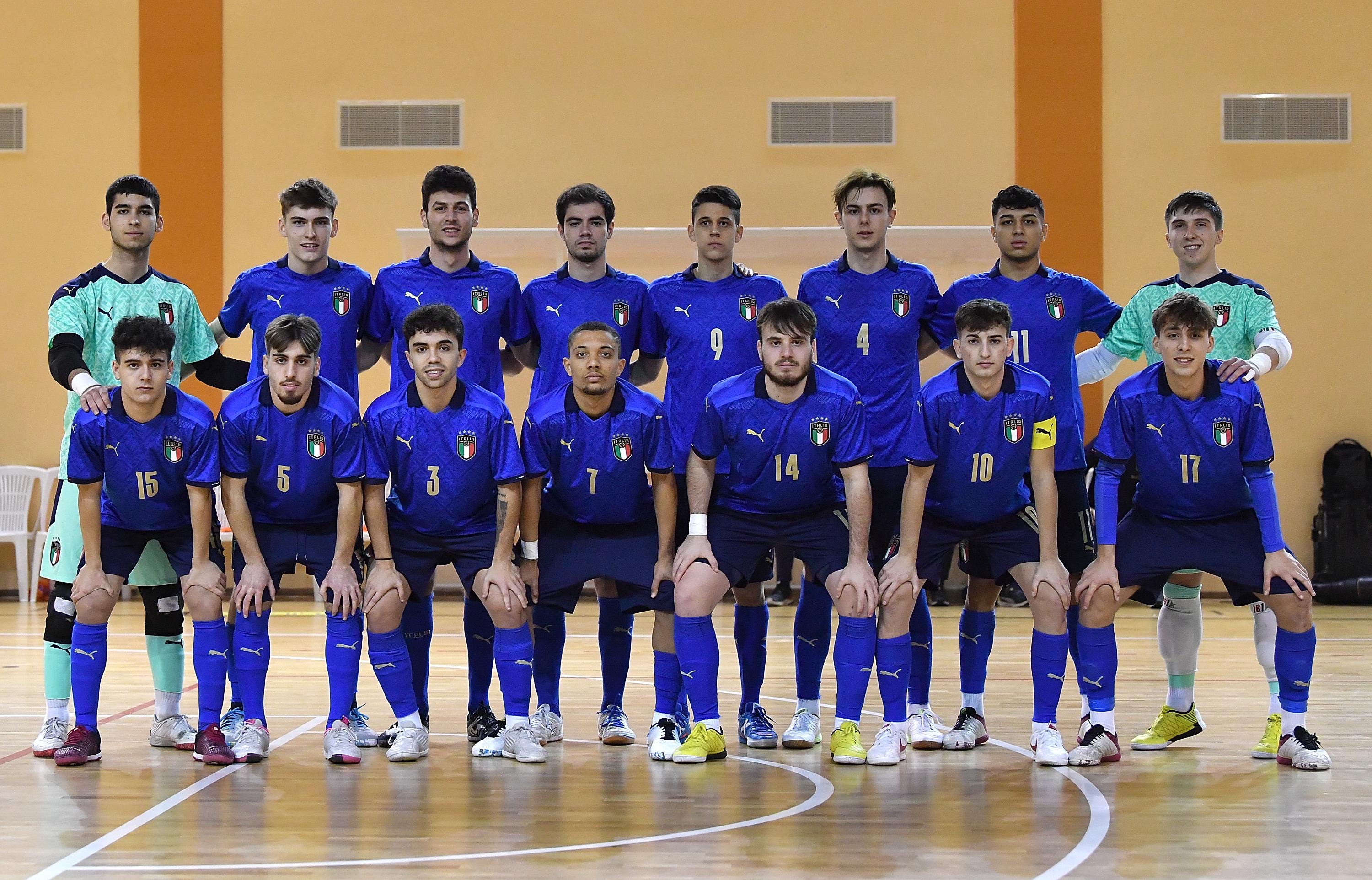 NOVARA, ITALY - FEBRUARY 16: Team of Italy U19 line up during the Futsal International Friendly match between Italy U19 and Slovakia U19 at Novarello Training Center on February 16, 2022 in Novara, Italy. (Photo by Valerio Pennicino/Getty Images)