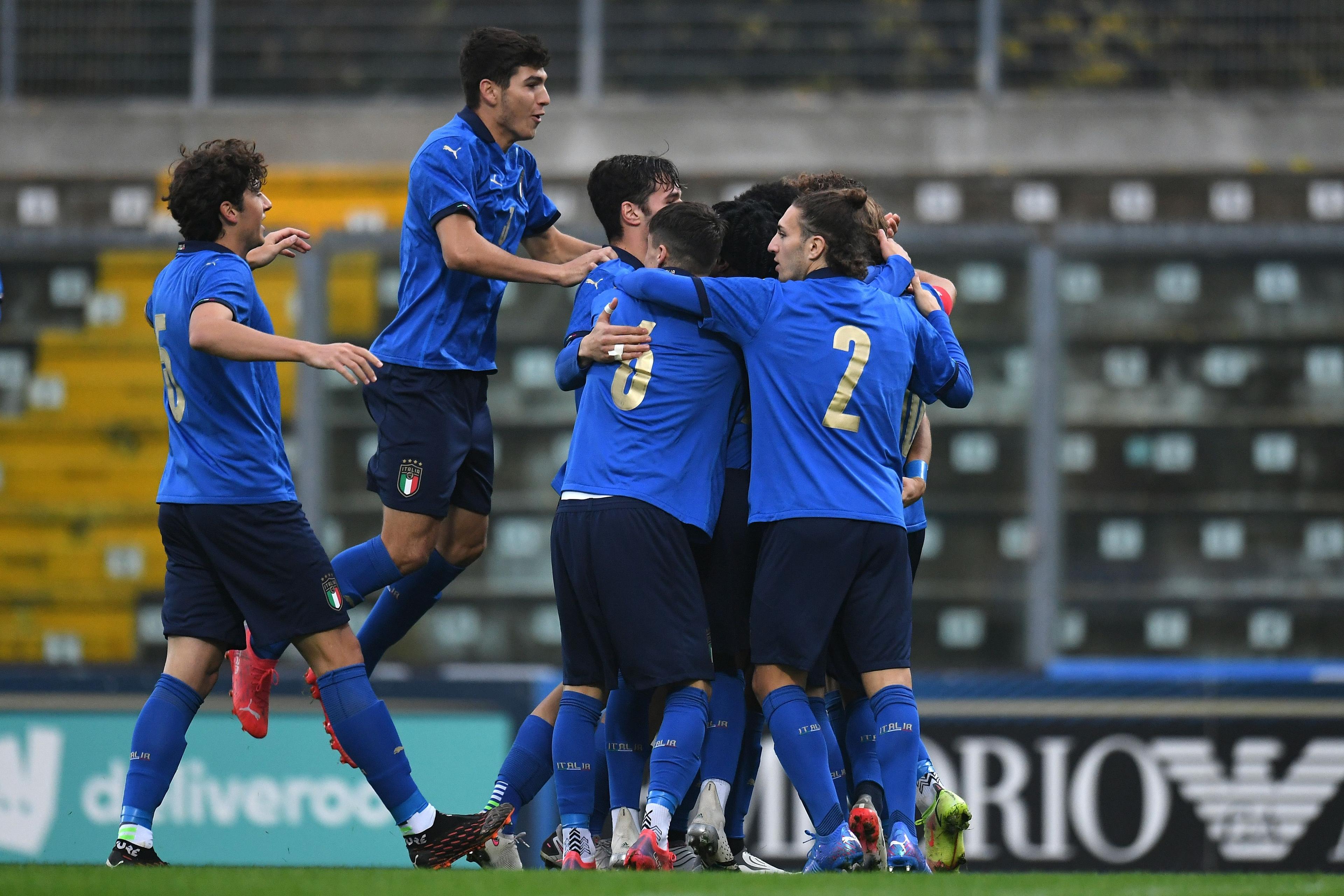 SASSUOLO, ITALY - NOVEMBER 15: Edoardo Vergani of Italy U20  celebrates with teammates after scoring the opening goal during the match Italy U20 and Romania U20 at Enzo Ricci Stadium on November 15, 2021 in Sassuolo, Italy. (Photo by Alessandro Sabattini/Getty Images)