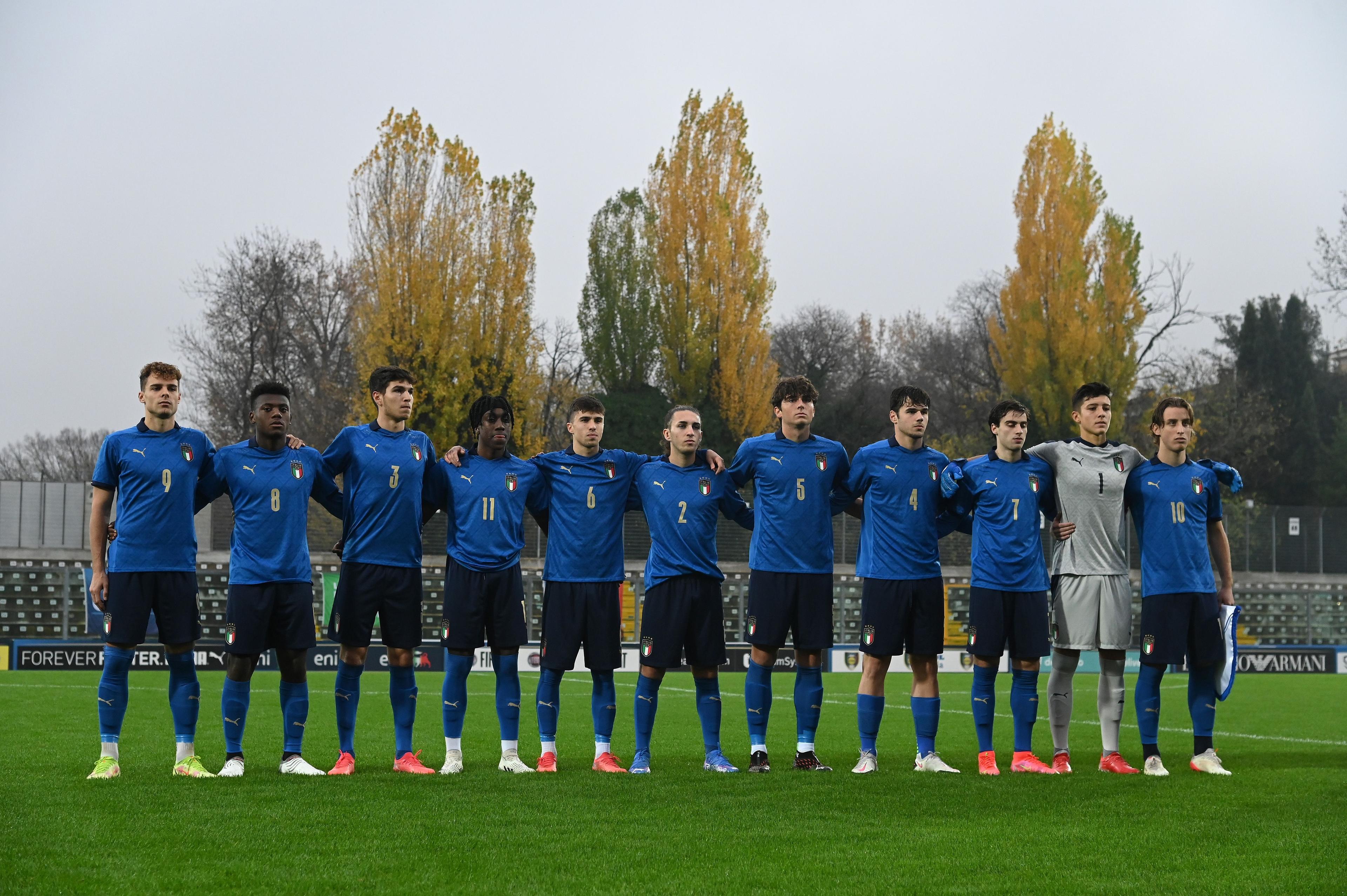 SASSUOLO, ITALY - NOVEMBER 15:Italy team line up during the match Italy U20 and Romania U20 at Enzo Ricci Stadium on November 15, 2021 in Sassuolo, Italy. (Photo by Alessandro Sabattini/Getty Images)