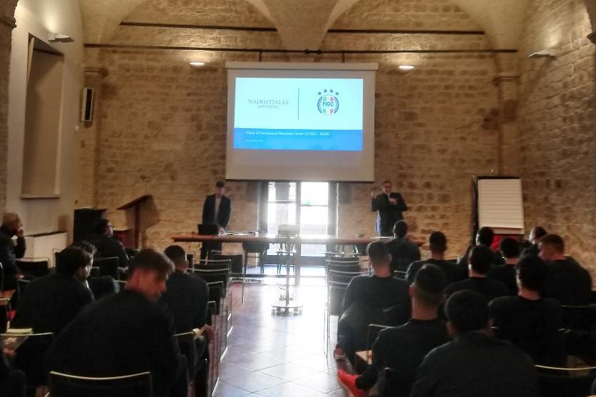 Giocatori e staff al quarto incontro del programma educativo antidoping della UEFA HatTrick V