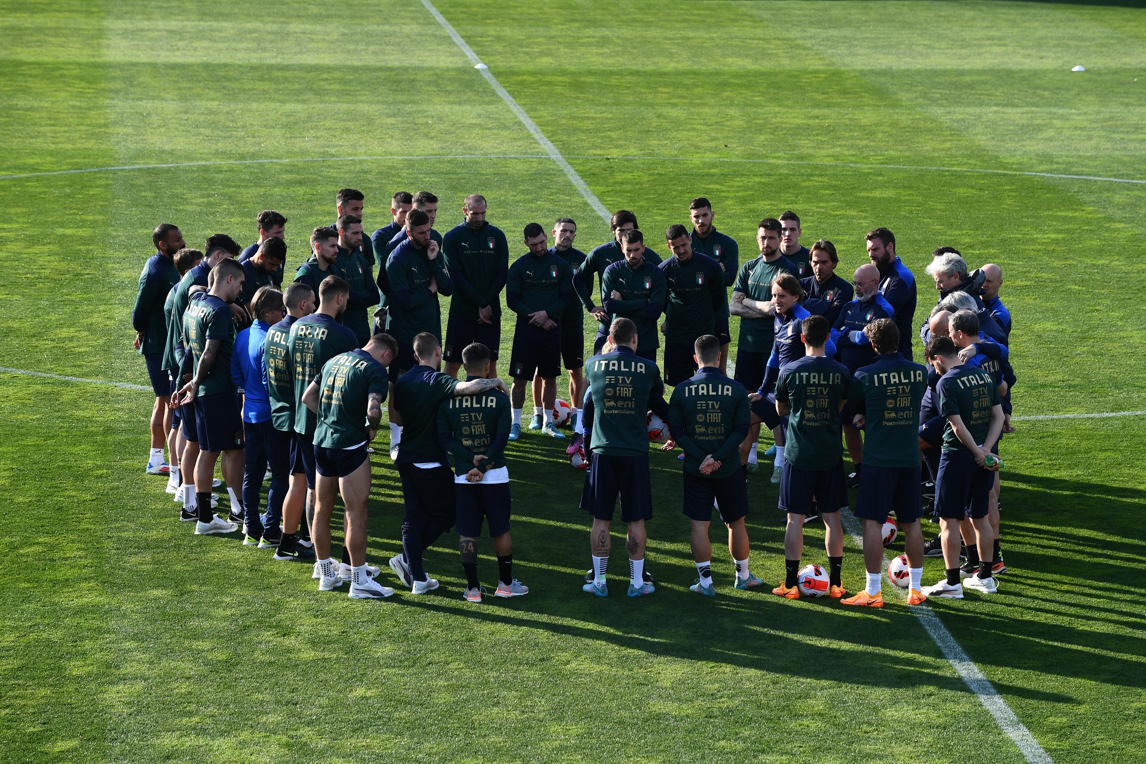 FLORENCE, ITALY - MARCH 25: Head coach Italy Roberto Mancini speaks with the players during a Italy training session at Centro Tecnico Federale di Coverciano on March 25, 2022 in Florence, Italy. (Photo by Claudio Villa/Getty Images)