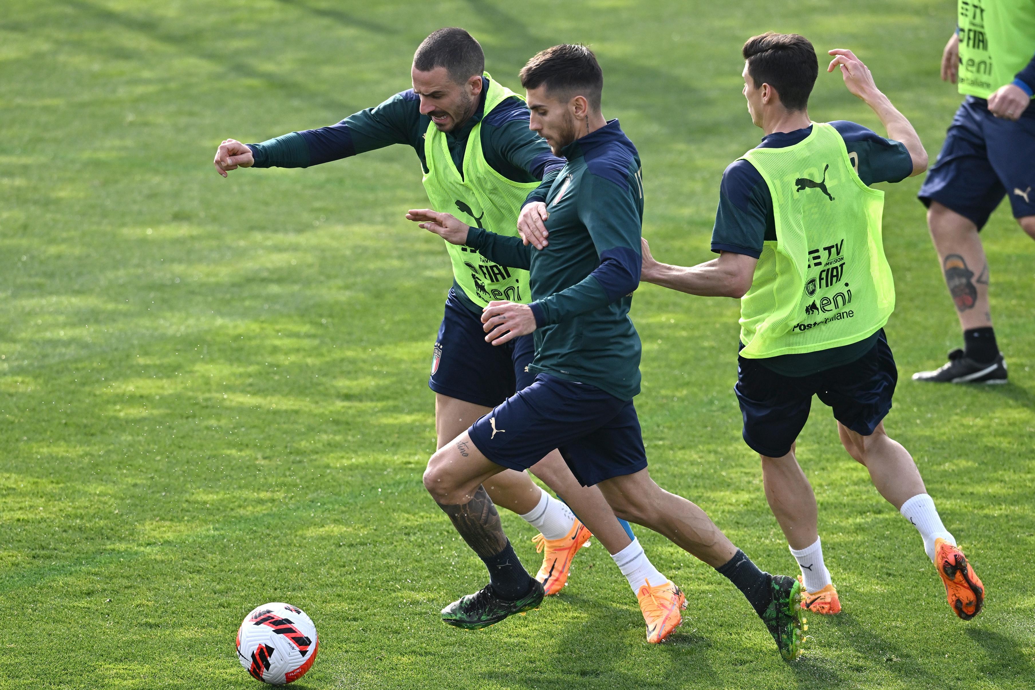 FLORENCE, ITALY - MARCH 27: Leonardo Bonucci and Lorenzo Pellegrini of Italy in action during a Italy training session at Centro Tecnico Federale di Coverciano on March 27, 2022 in Florence, Italy. (Photo by Claudio Villa/Getty Images)