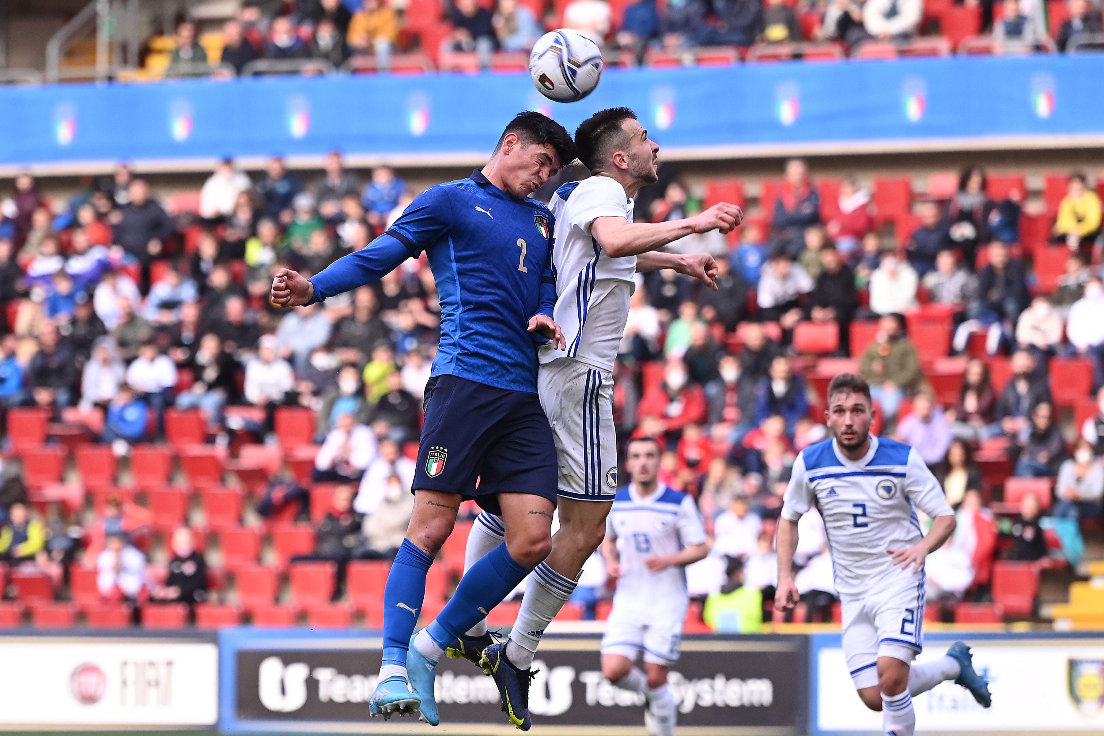 TRIESTE, ITALY - MARCH 29: Raoul Bellanova of Italy U21 competes for the ball with Milan Savic of Bosnia and Herzegovina U21 during the UEFA European Under-21 Championship Qualifier match between Italy U21 and Bosnia and Herzegovina U21 at Stadio Nereo Rocco on March 29, 2022 in Trieste, Italy. (Photo by Alessandro Sabattini/Getty Images)