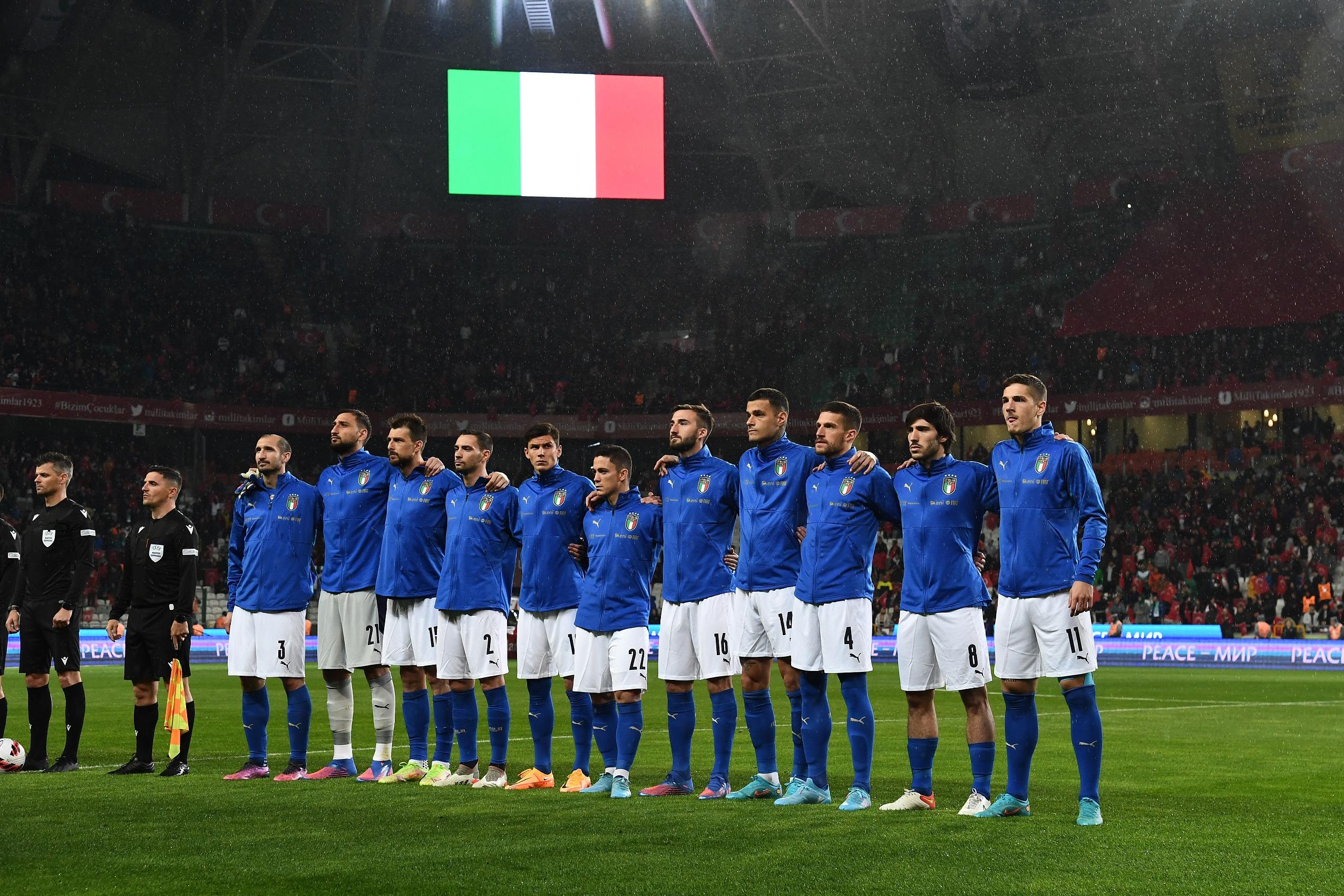 KONYA, TURKEY - MARCH 29: Players of Italy line up during national anthem before the International Friendly match between Turkey and Italy on March 29, 2022 in Konya, Turkey. (Photo by Claudio Villa/Getty Images)