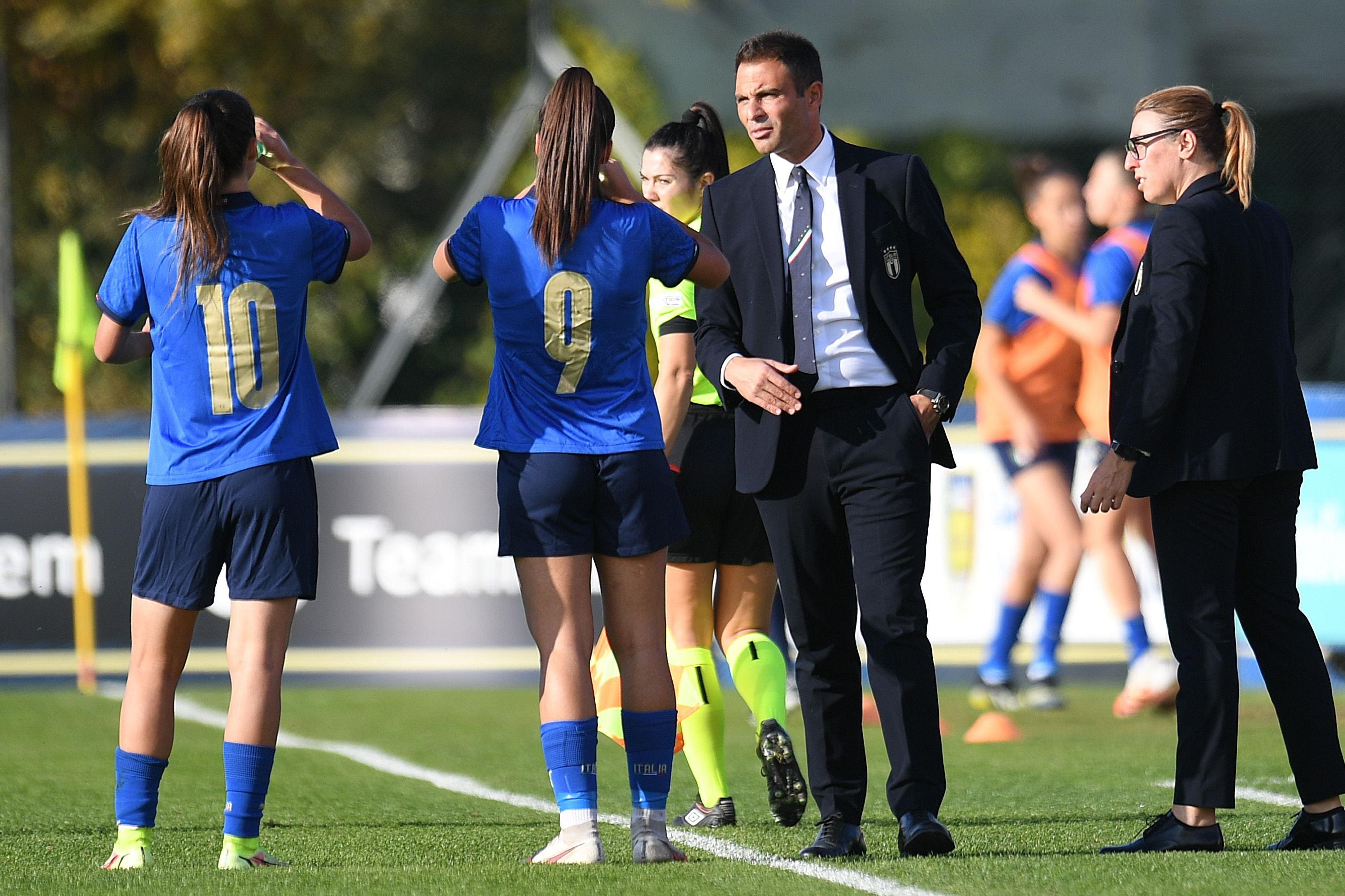 PADOVA, ITALY - OCTOBER 26: Enrico Sbardella head coach of Italy  issues instructions to her players during the UEFA European Women\\'s Under-19 Championship Round 1 match between Italy and Norway on October 26, 2021 in Abano Terme near Padova, Italy. (Photo by Alessandro Sabattini/Getty Images)