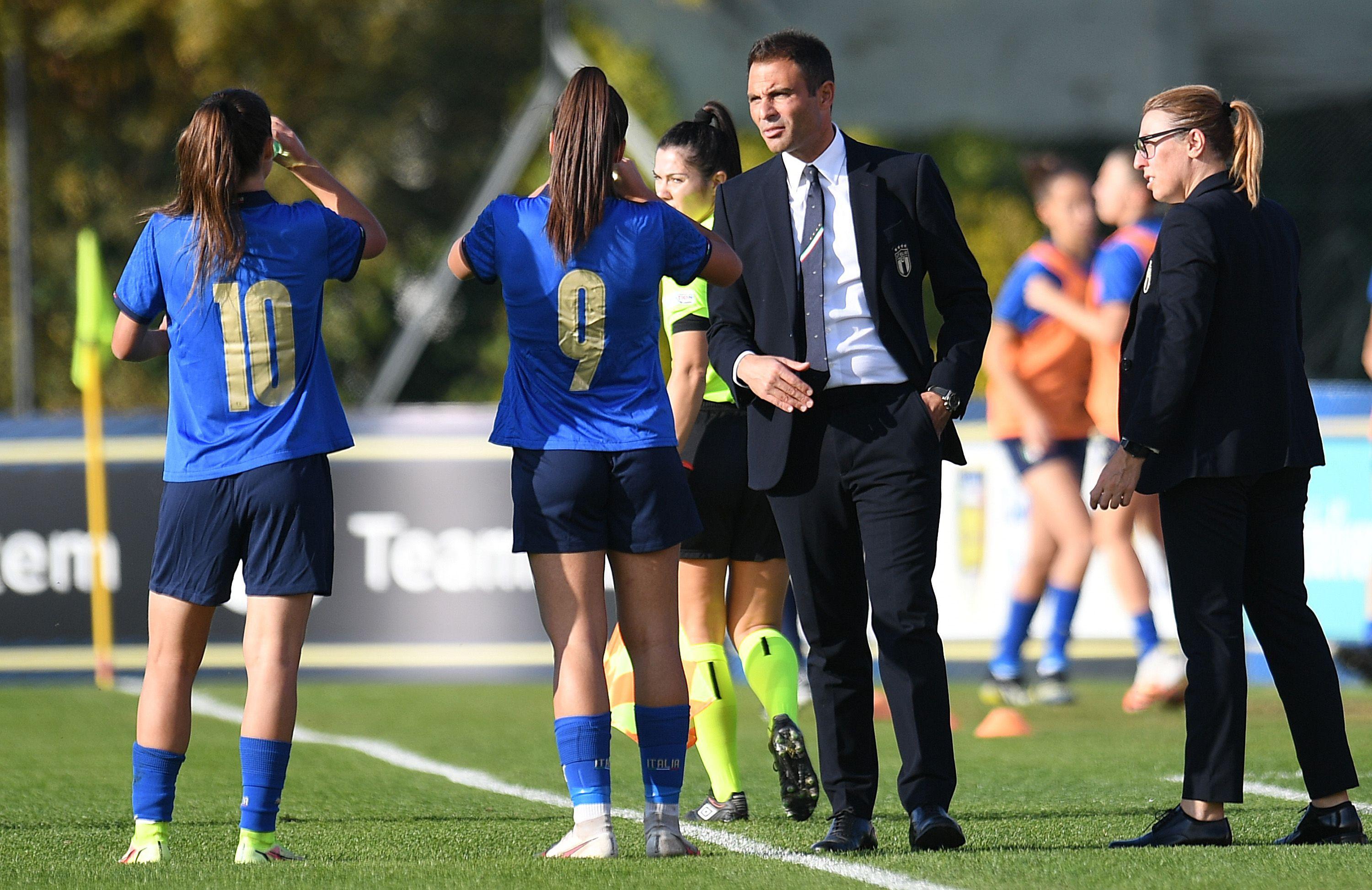 PADOVA, ITALY - OCTOBER 26: Enrico Sbardella head coach of Italy issues instructions to her players during the UEFA European Women's Under-19 Championship Round 1 match between Italy and Norway on October 26, 2021 in Abano Terme near Padova, Italy. (Photo by Alessandro Sabattini/Getty Images)