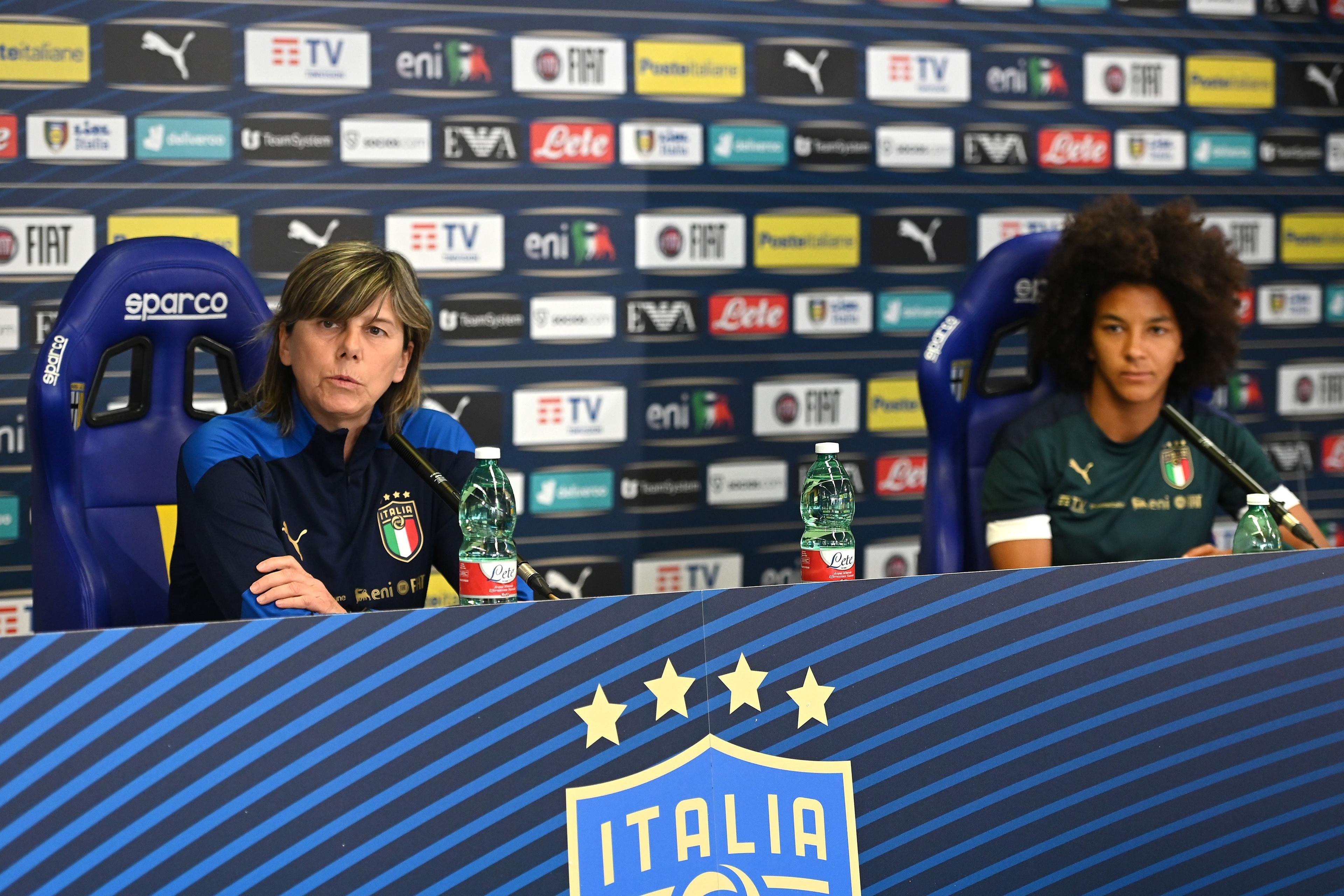 PARMA, ITALY - APRIL 07:Milena Bertolini head coach of italy Women and Sara Gama of Italy Women during the Italy Training Session & Press Conference at Stadio Ennio Tardini on April 07, 2022 in Parma, Italy. (Photo by Alessandro Sabattini/Getty Images)