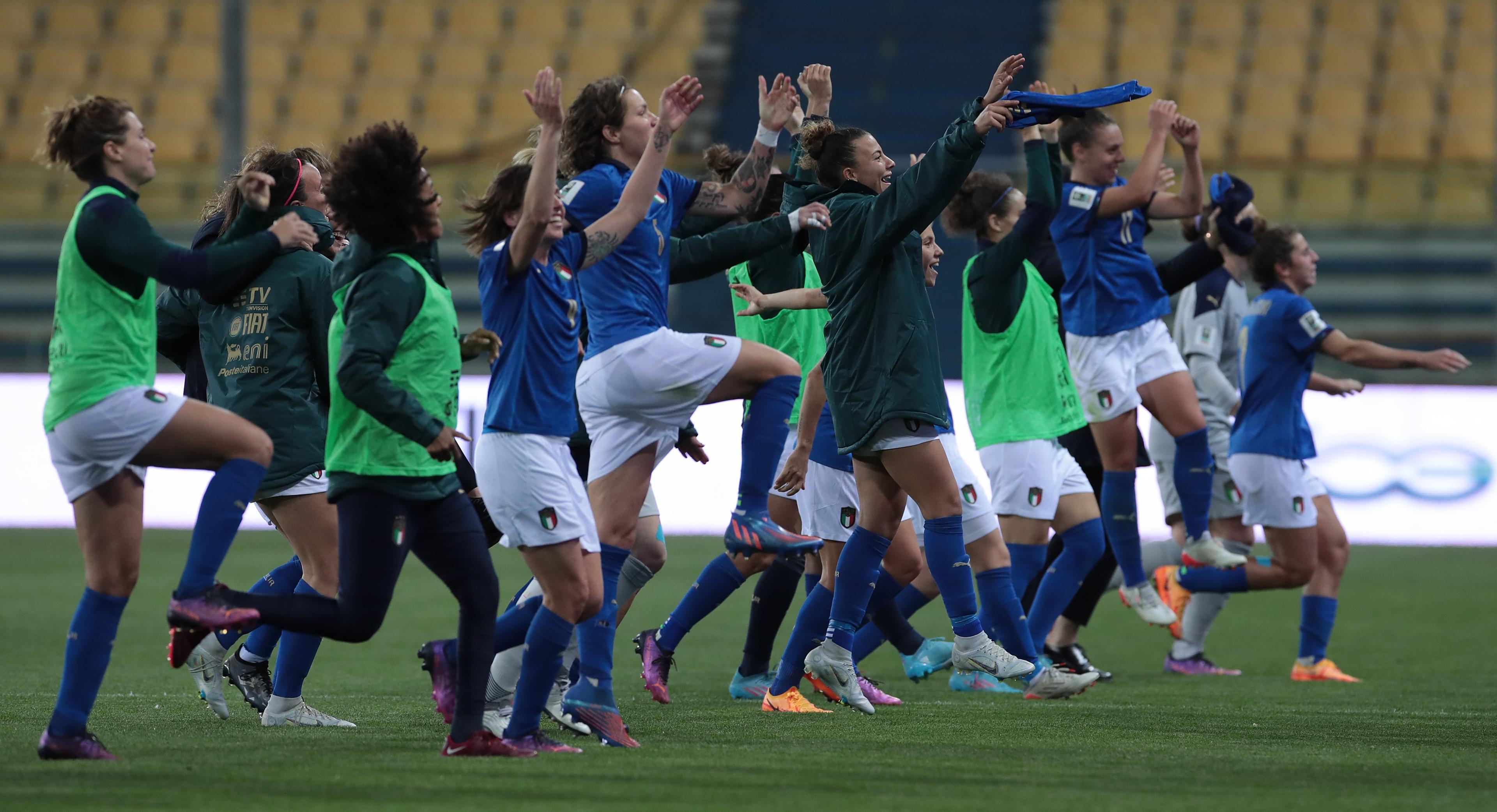 PARMA, ITALY - APRIL 08: Italy players celebrate victory at the end of the FIFA Women's World Cup 2023 Qualifier group G match between Italy and Lithuania at Stadio Ennio Tardini on April 08, 2022 in Parma, Italy. (Photo by Emilio Andreoli/Getty Images)