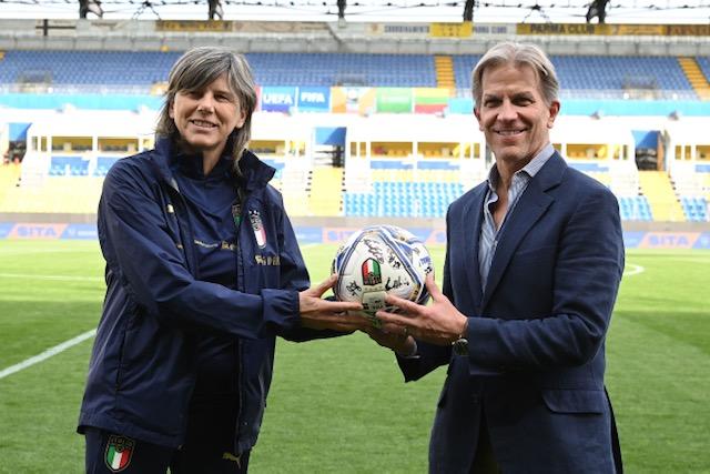 PARMA, ITALY - APRIL 07:Milena Bertolini head coach of italy Women and President of Parma Calcio Kyle Krause during the Italy Training Session & Press Conference at Stadio Ennio Tardini on April 07, 2022 in Parma, Italy. (Photo by Alessandro Sabattini/Getty Images)