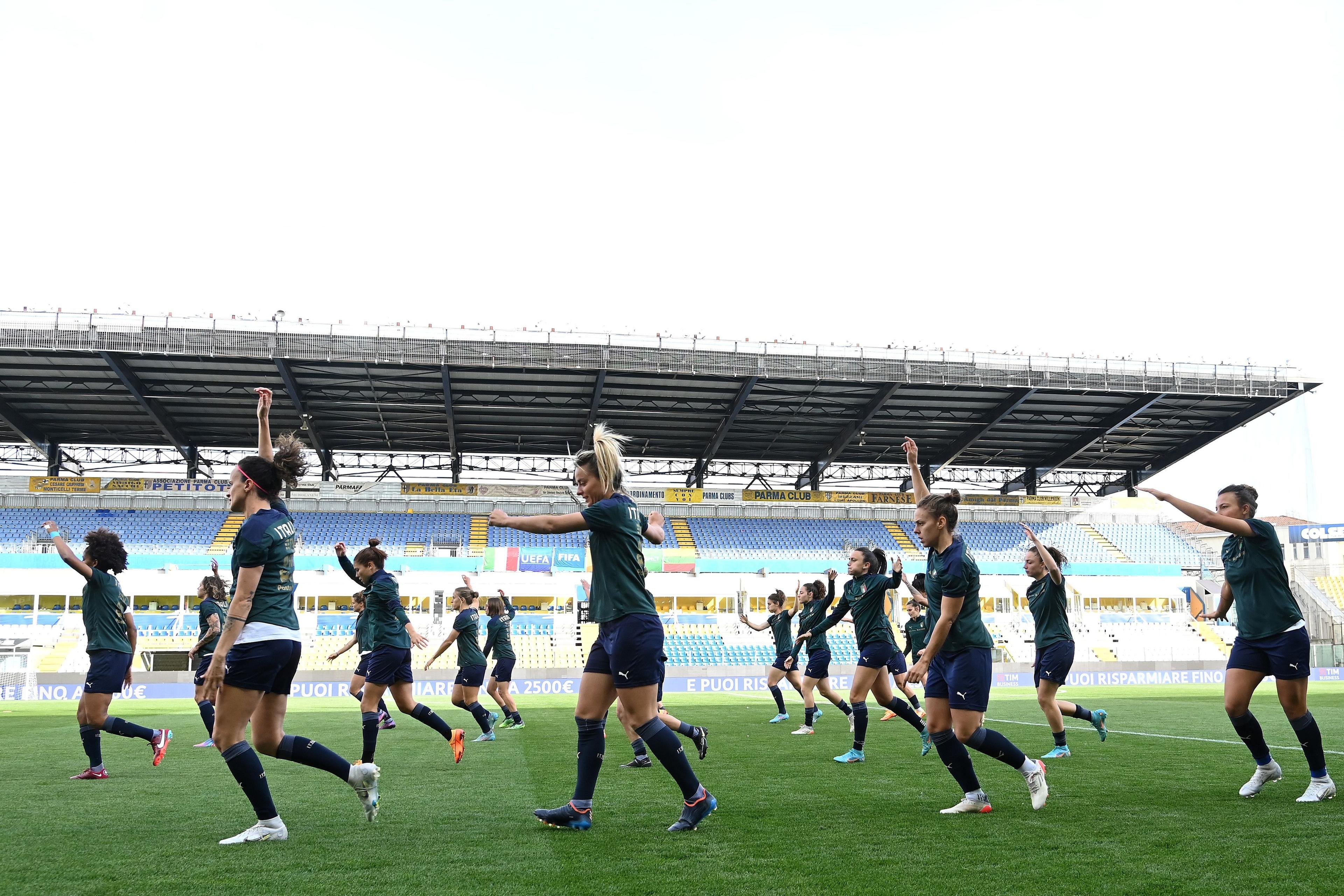 PARMA, ITALY - APRIL 07:Italian Players warms up during the Italy Training Session & Press Conference at Stadio Ennio Tardini on April 07, 2022 in Parma, Italy. (Photo by Alessandro Sabattini/Getty Images)