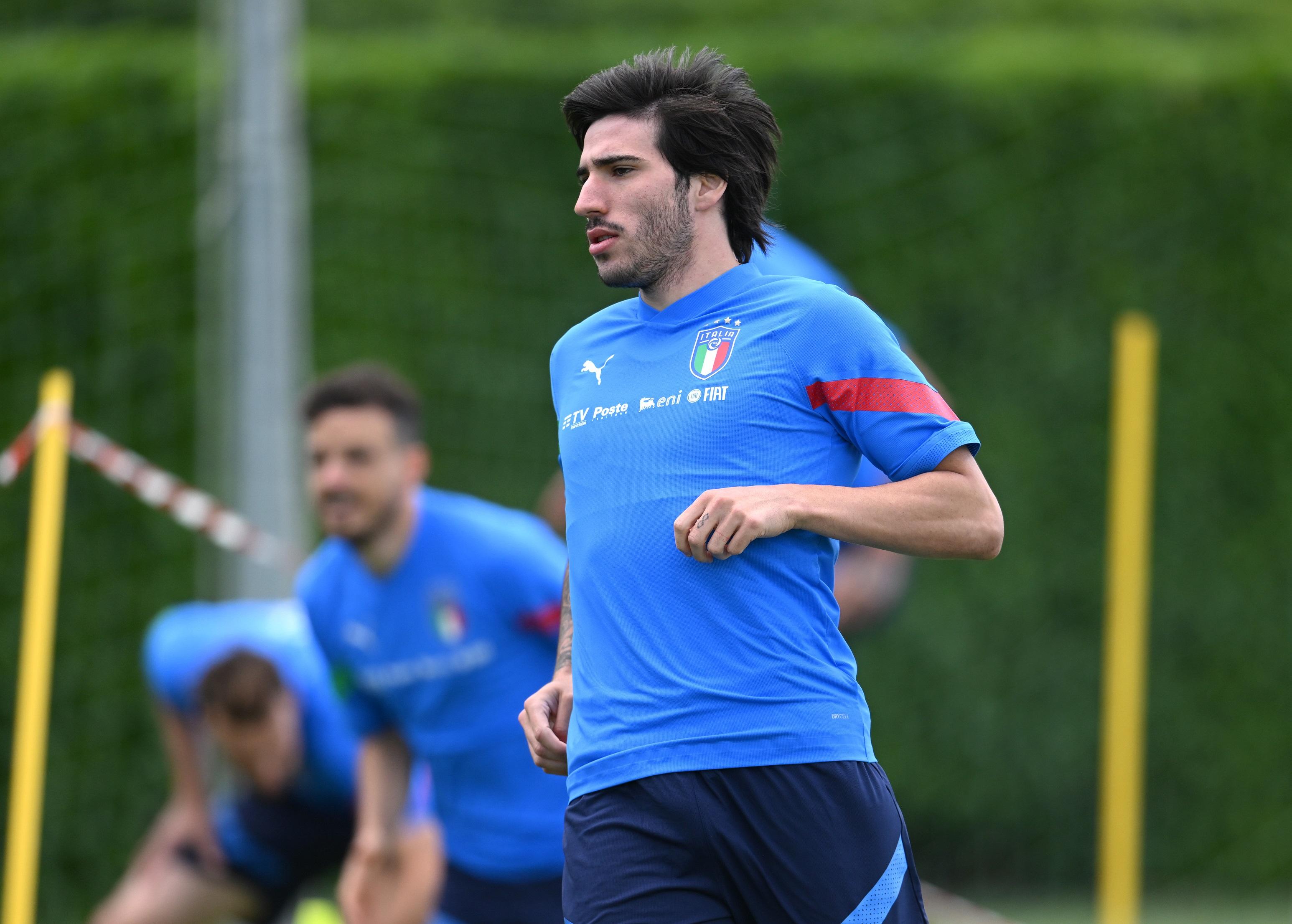 FLORENCE, ITALY - JUNE 09: Sandro Tonali of Italy in action during an Italy training session at Centro Tecnico Federale di Coverciano on June 09, 2022 in Florence, Italy. (Photo by Claudio Villa/Getty Images)