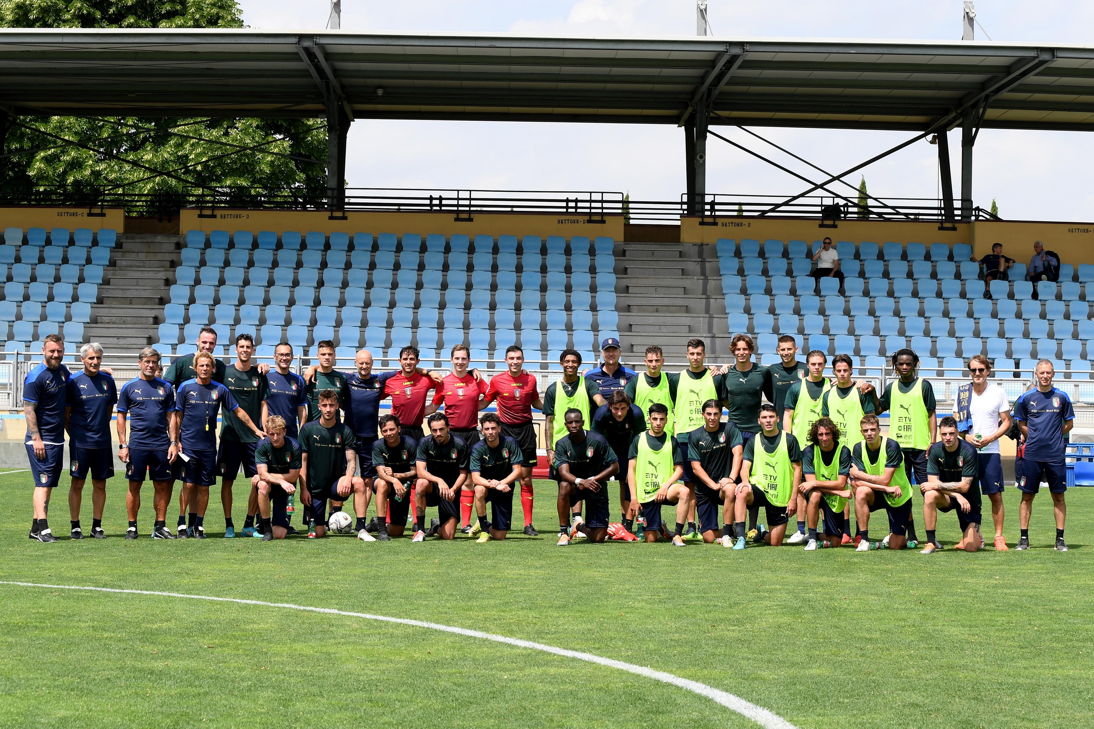 FLORENCE, ITALY - MAY 25: Players and staff of Italy pose for a photo at Centro Tecnico Federale di Coverciano on May 25, 2022 in Florence, Italy. (Photo by Claudio Villa/Getty Images)